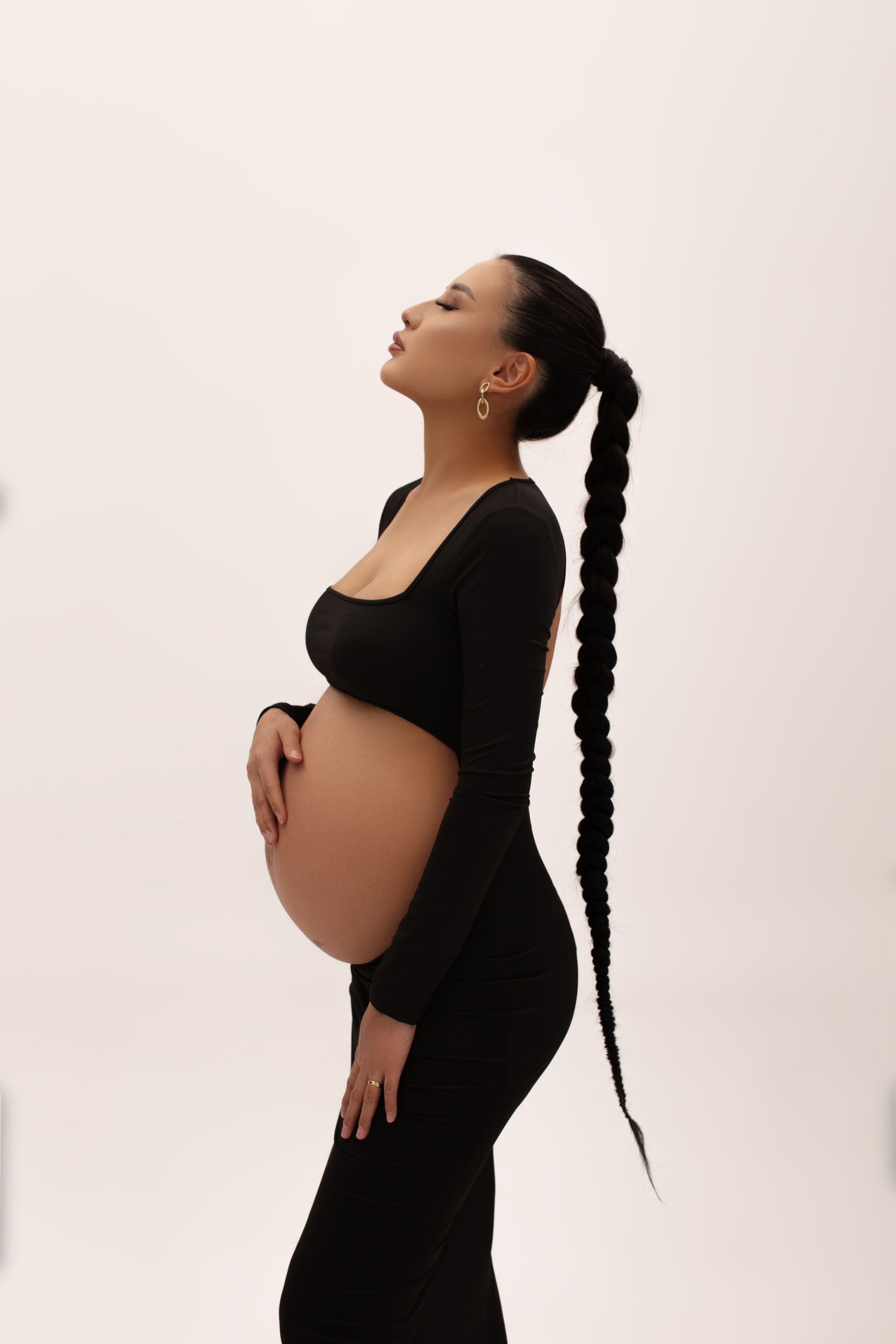 невероятно красивое черное платье в пол,размер S\M,вырез для животика а так же на спине