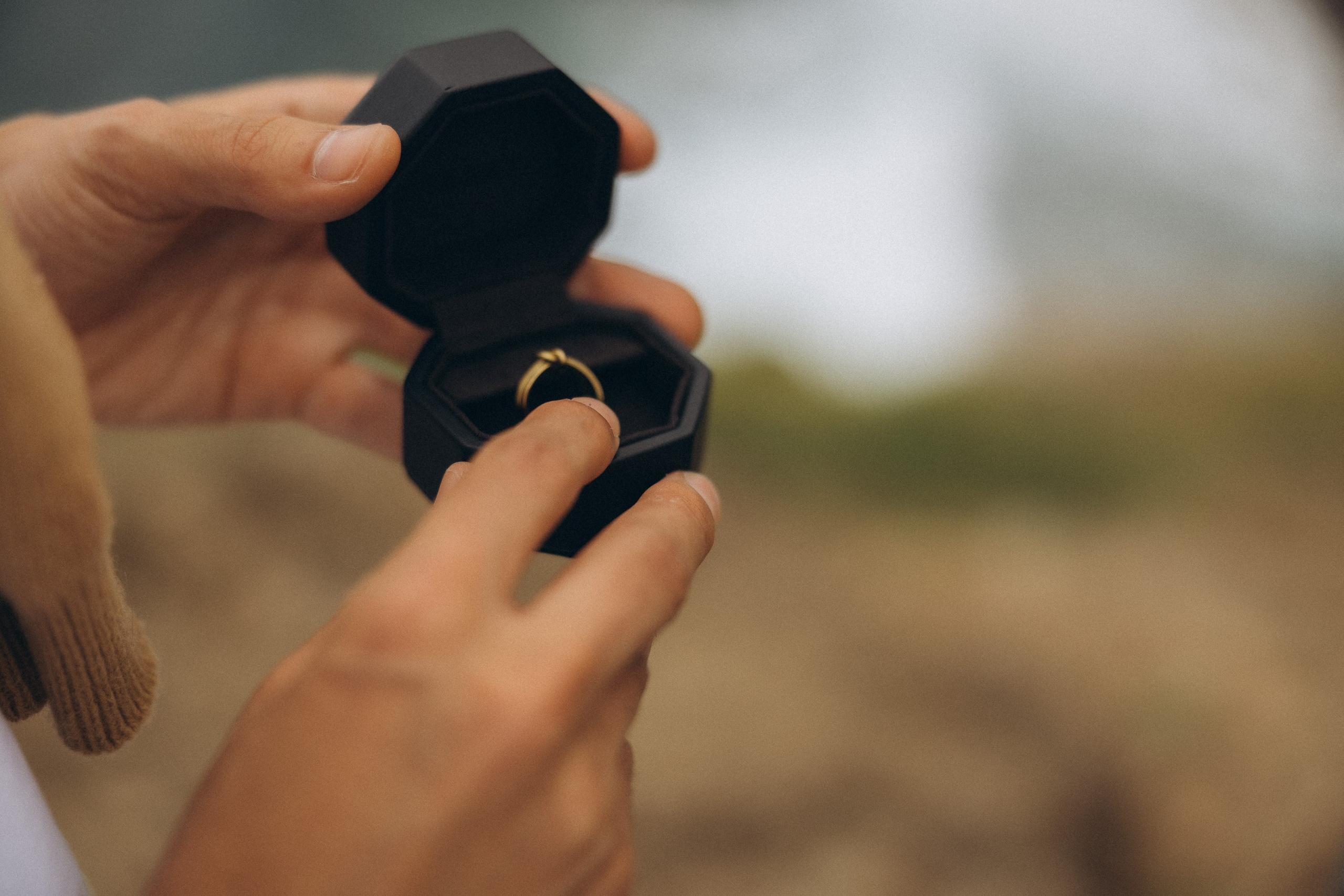 Proposal at Miradouro do Guindaste, Madeira – romantic engagement with stunning cliffside views, capturing intimate moments in nature. Romantic surprise proposal at sunset on a scenic cliffside in Madeira, Portugal, capturing the emotional moment of love and commitment.