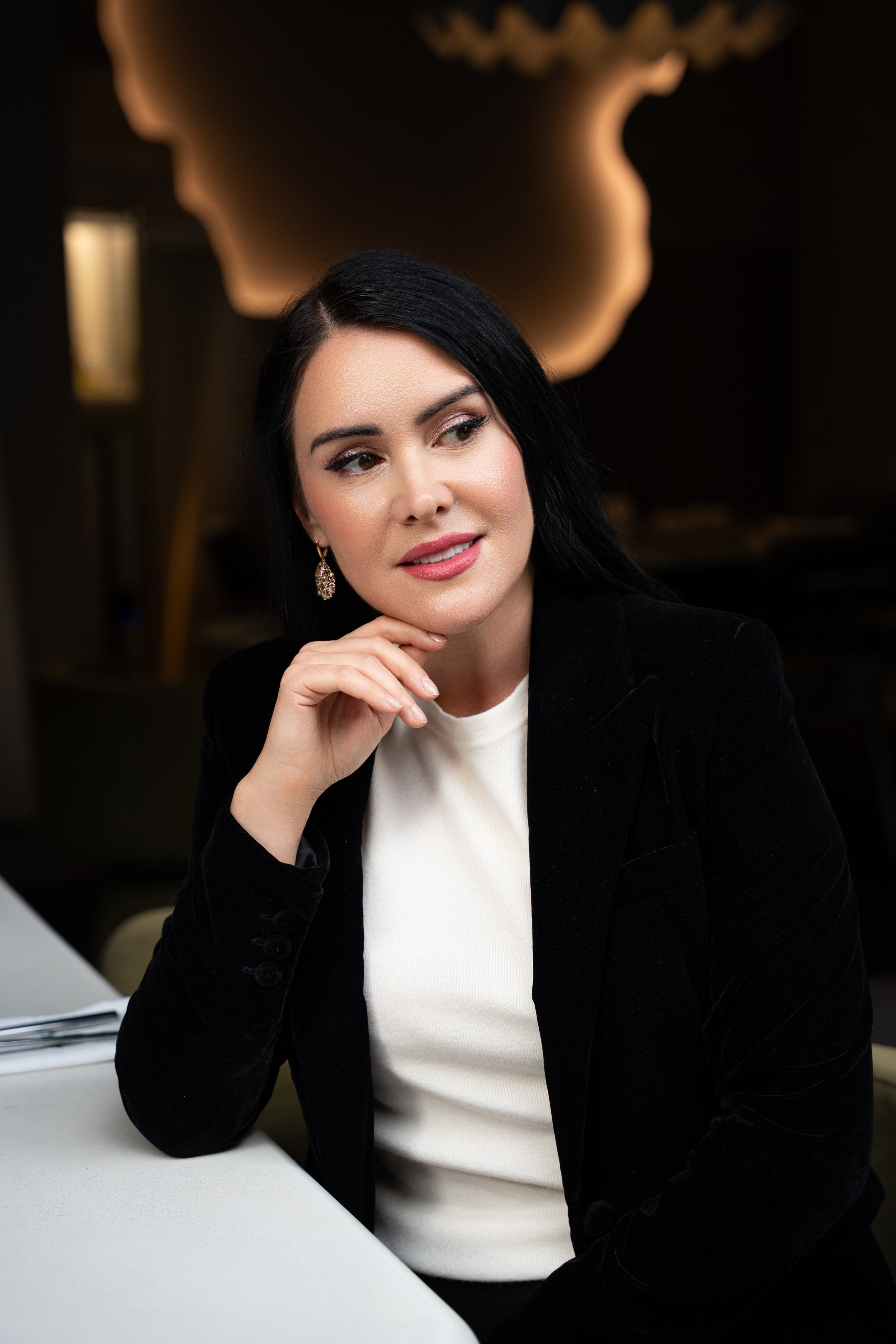 BUSINESS PORTRAIT. Photo and video production. Editing & retouching services. Training