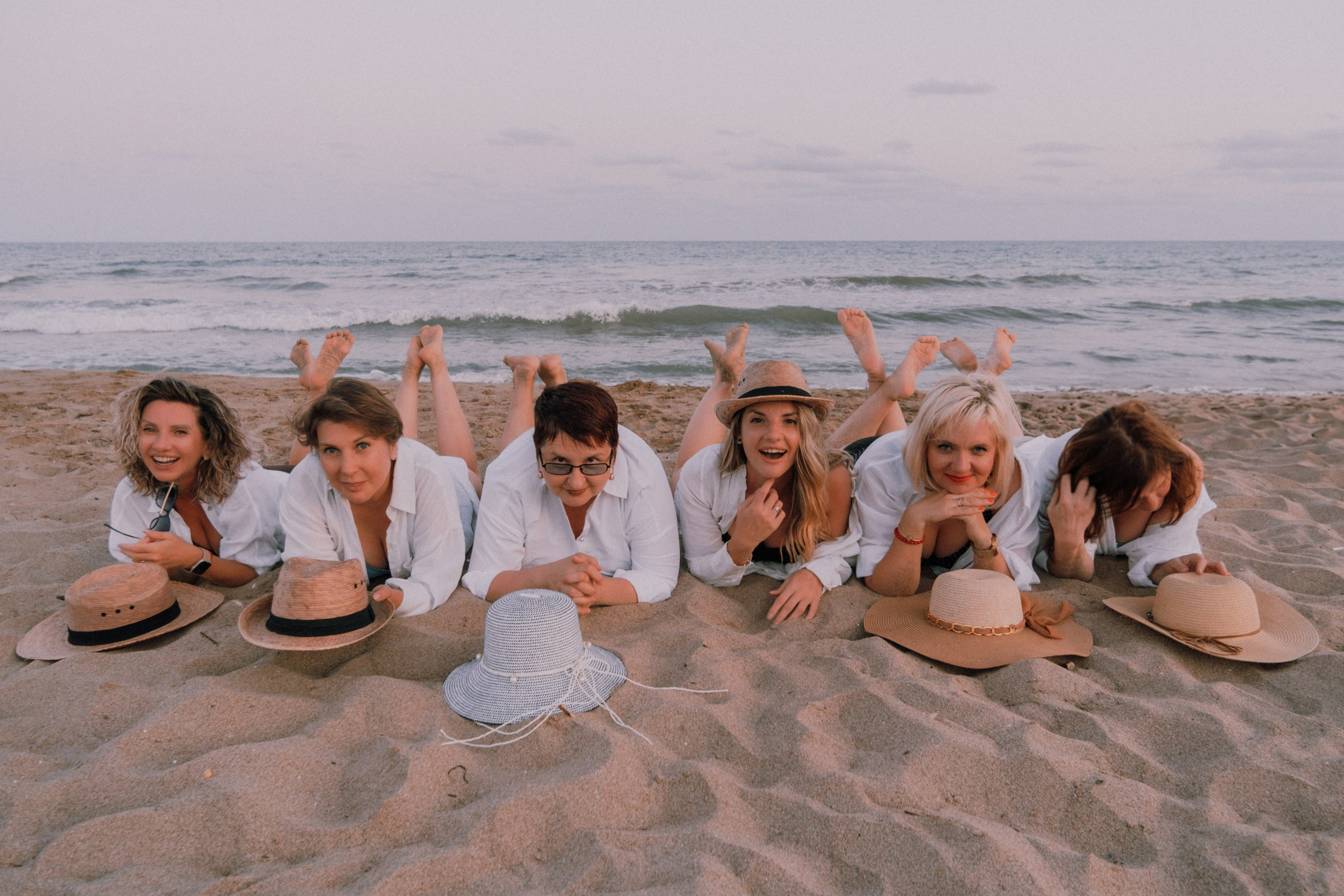 Sesión de amigas en la playa. Fotografía profesional en Calafell - Elena Medvedeva