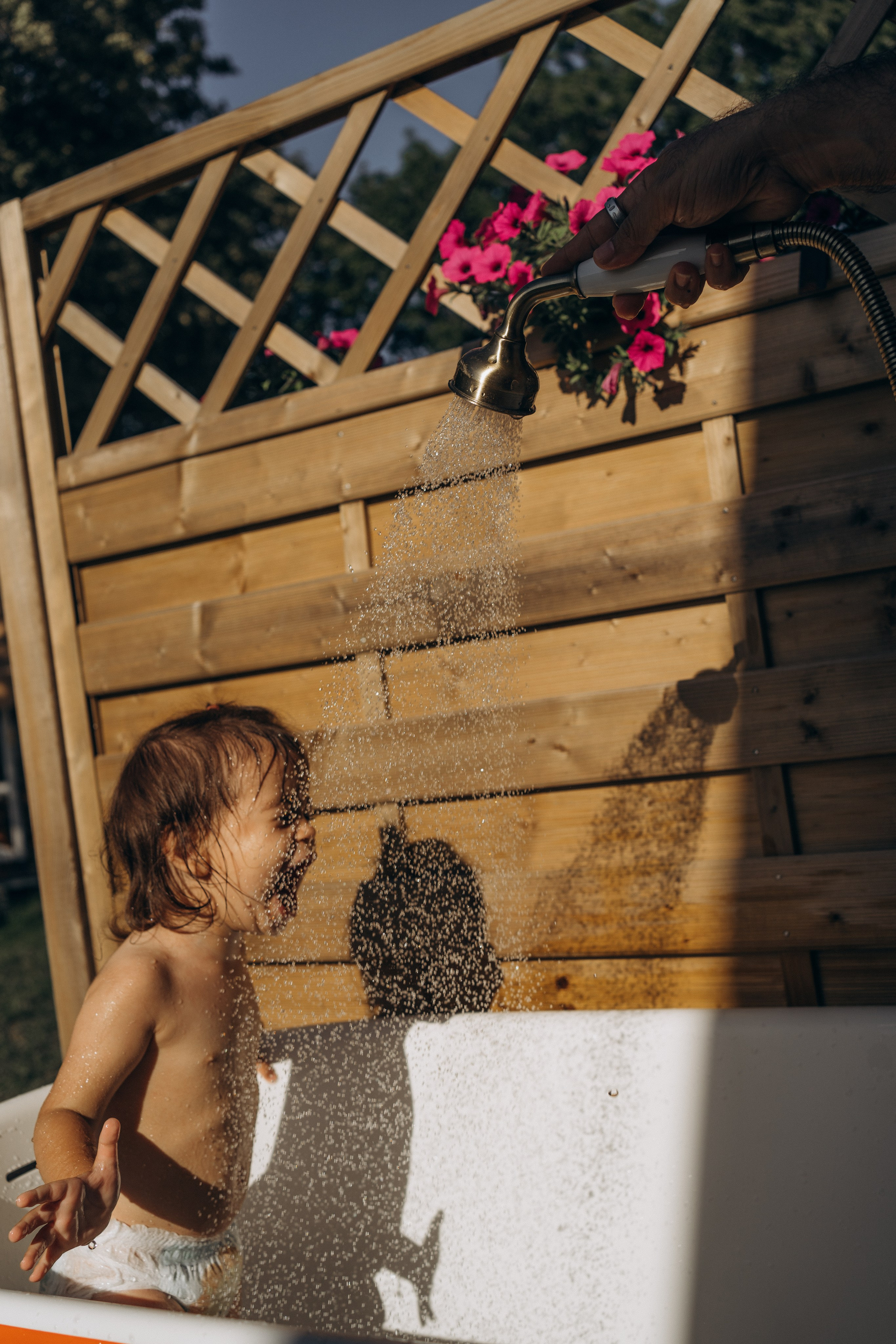Spakly splashes. Family photographer in Helsinki, Victoria Guadagno