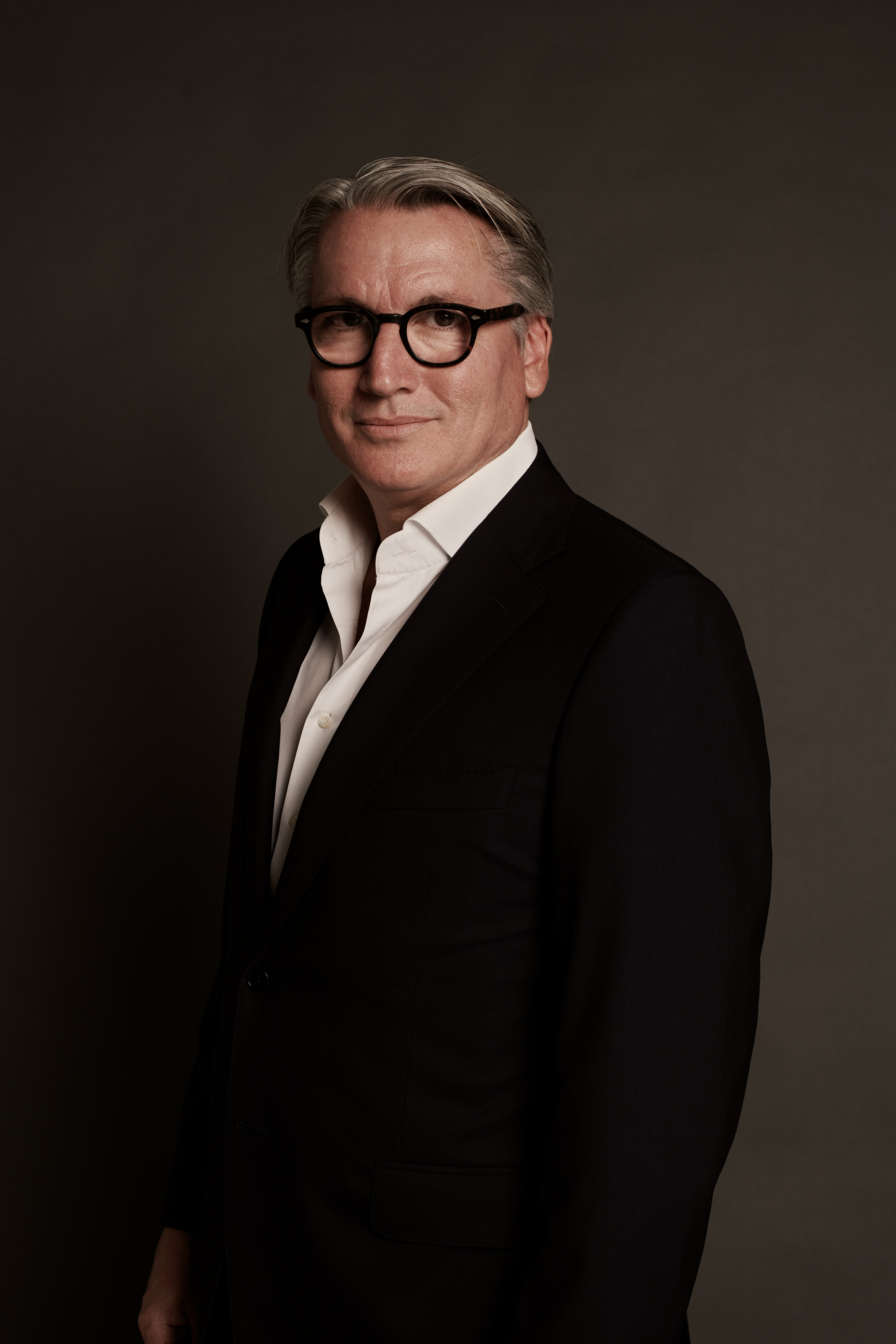 Zakelijke portretfotograaf headshots van Senior Vice President International Hotel Management groep in Amsterdam studio