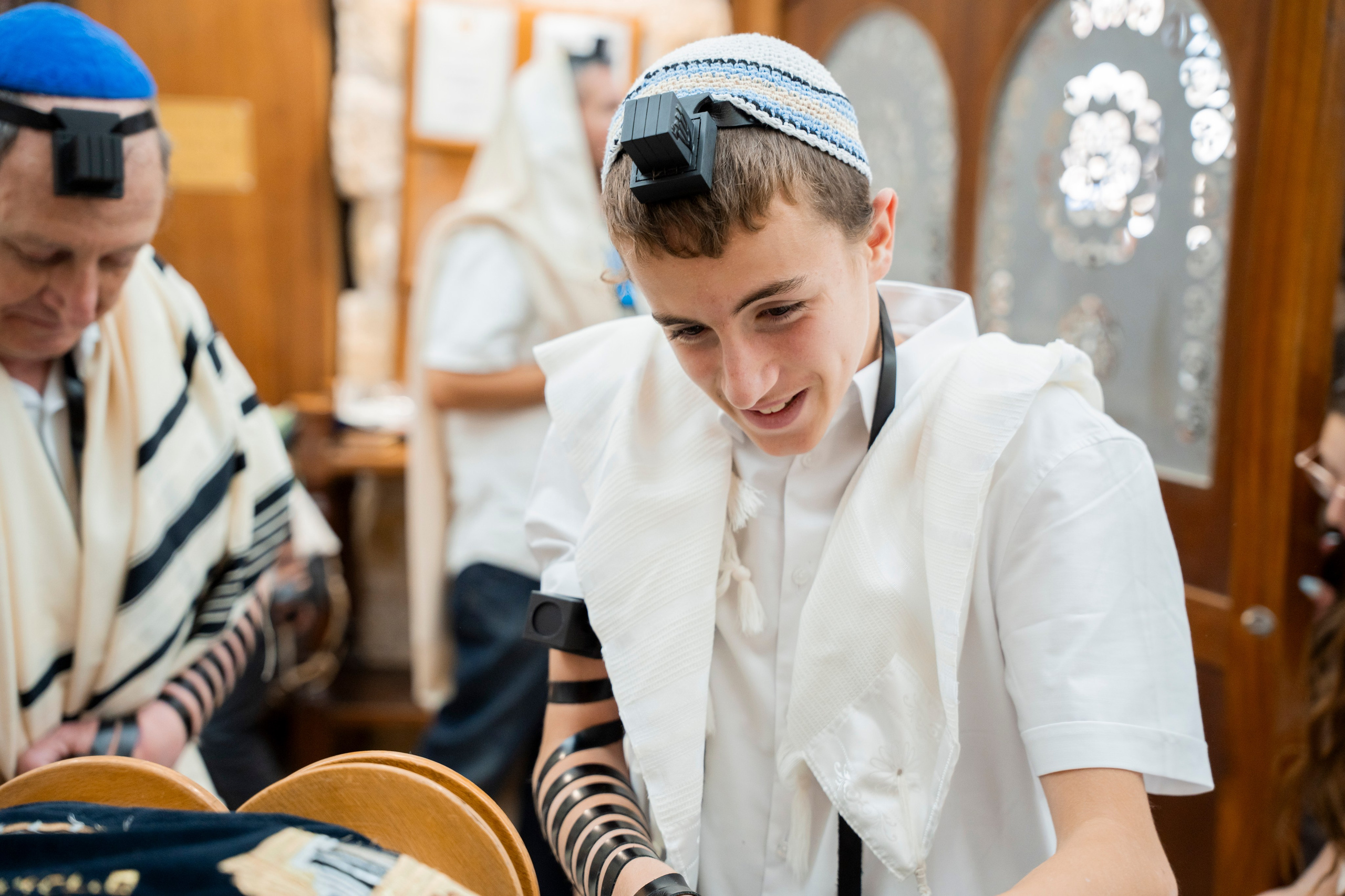 הנחת התפילין רפאל לוי. יוסף מזרחי צילום חתונה, ברית וזוגיות. צלם מקצועי שאוהב להוציא אתכם הכי יפים ברגעים הכי מרגשים