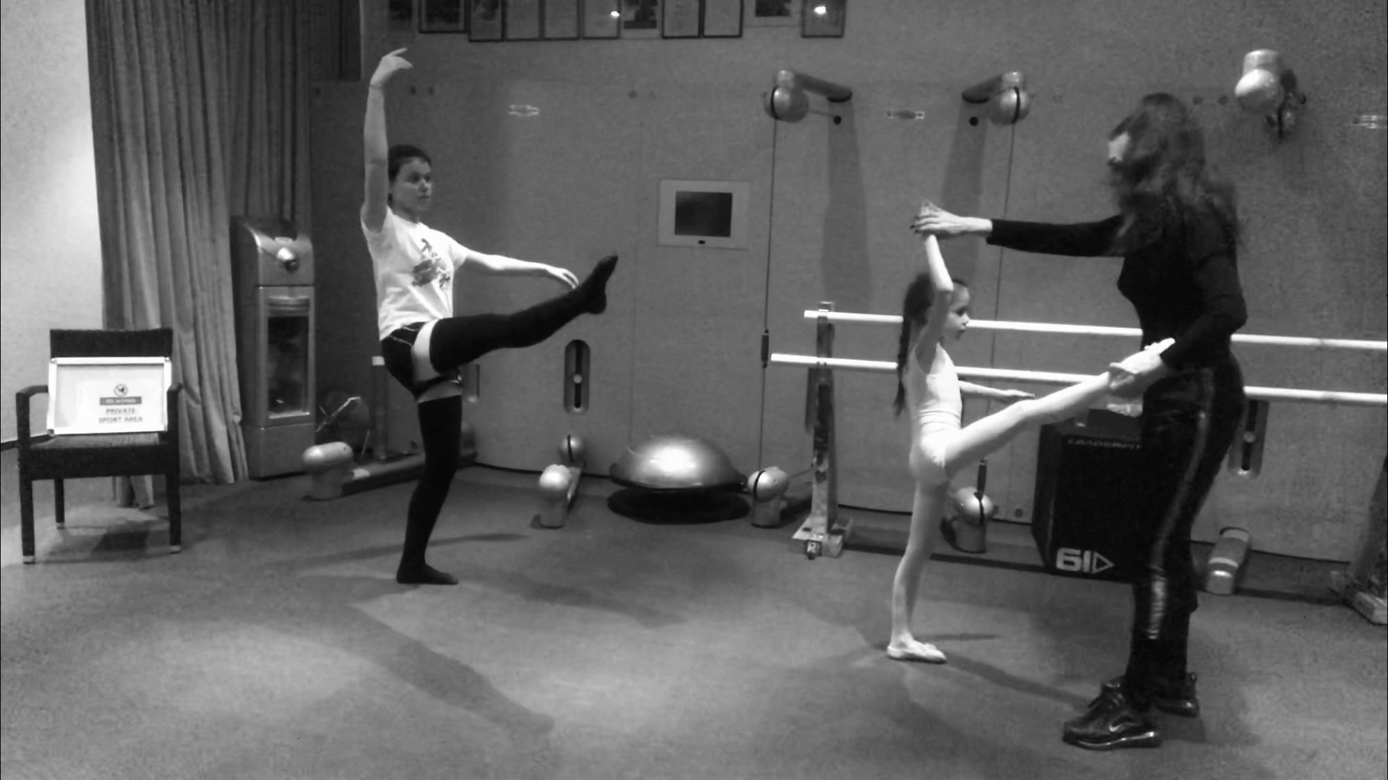 L'école des danses, Le maître de danse, professeur des danses, Les leçons le ballet classique, stretching,  danse orientale, danse classique, danse populaire, les fondements du ballet, la mise en scène du châssis pour la danse, leçons individuelles,  Школа танцев в Люксембурге, Преподаватель танцев, учитель танцев, Уроки классического балета, растяжки, восточного танца, классического танца, народного танца, основы балета, постановка корпуса для танца.