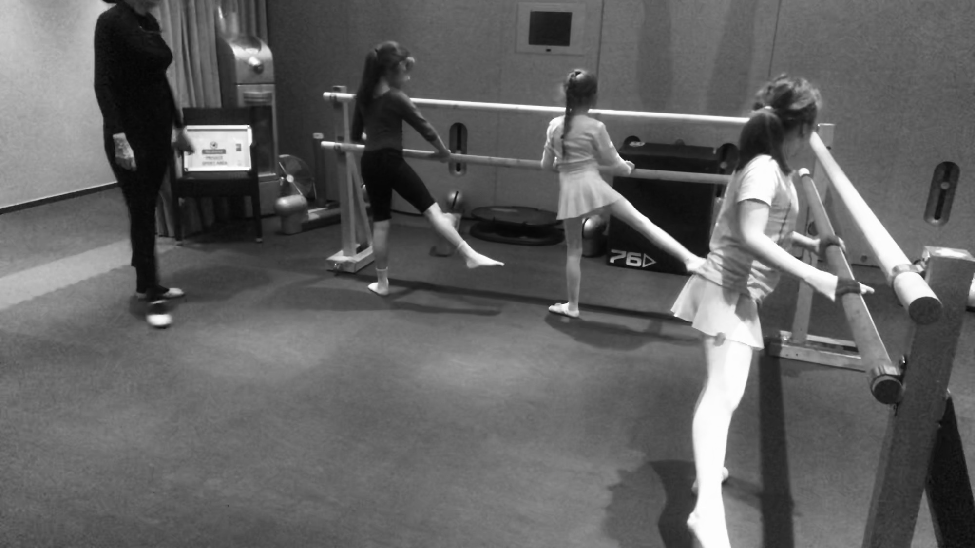 L'école des danses, Le maître de danse, professeur des danses, Les leçons le ballet classique, stretching,  danse orientale, danse classique, danse populaire, les fondements du ballet, la mise en scène du châssis pour la danse, leçons individuelles,  Школа танцев в Люксембурге, Преподаватель танцев, учитель танцев, Уроки классического балета, растяжки, восточного танца, классического танца, народного танца, основы балета, постановка корпуса для танца.