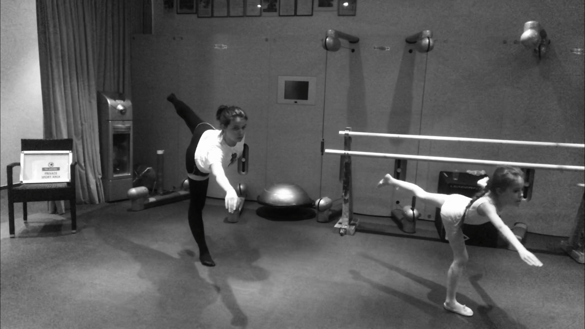 L'école des danses, Le maître de danse, professeur des danses, Les leçons le ballet classique, stretching,  danse orientale, danse classique, danse populaire, les fondements du ballet, la mise en scène du châssis pour la danse, leçons individuelles,  Школа танцев в Люксембурге, Преподаватель танцев, учитель танцев, Уроки классического балета, растяжки, восточного танца, классического танца, народного танца, основы балета, постановка корпуса для танца.