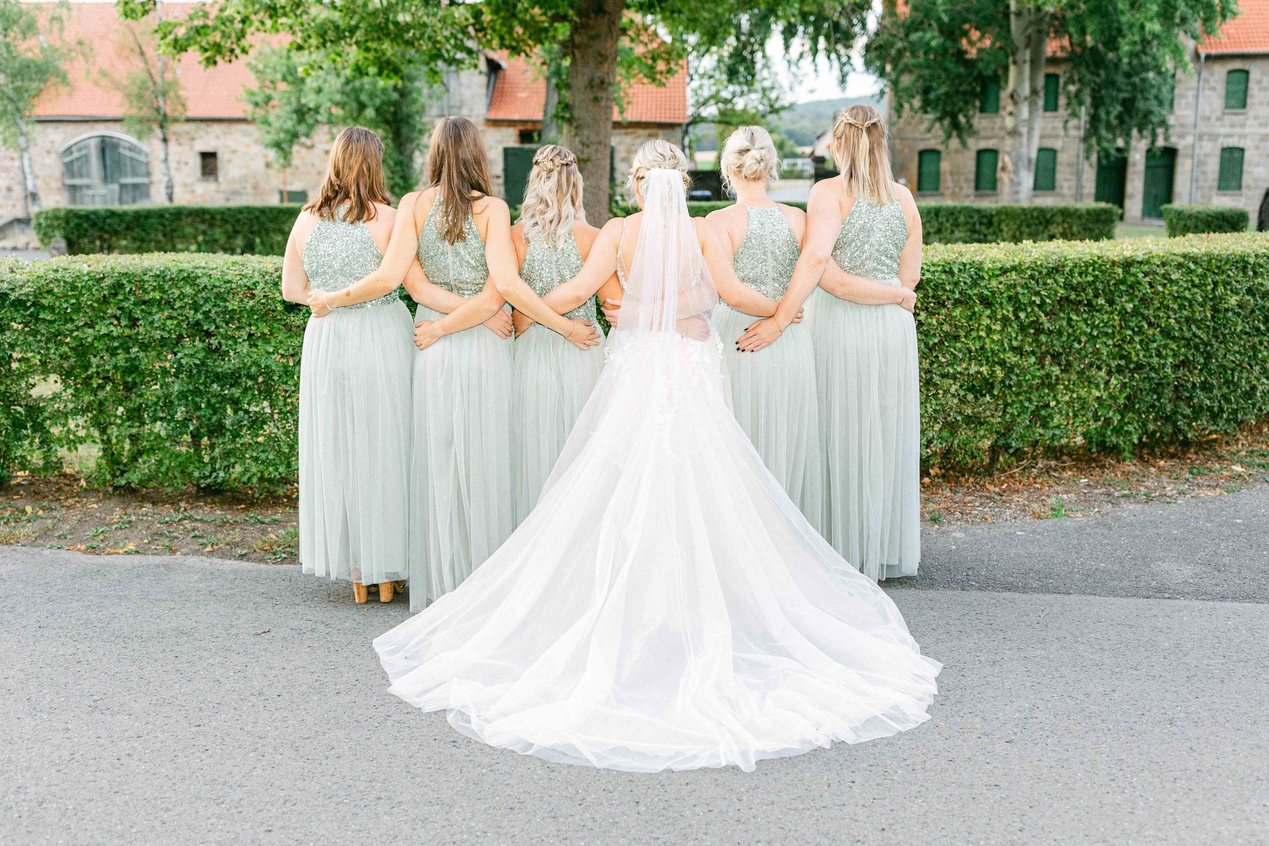 Braut mit ihren Brautjungfern bei ihrer Hochzeit im Rittergut Voldagsen