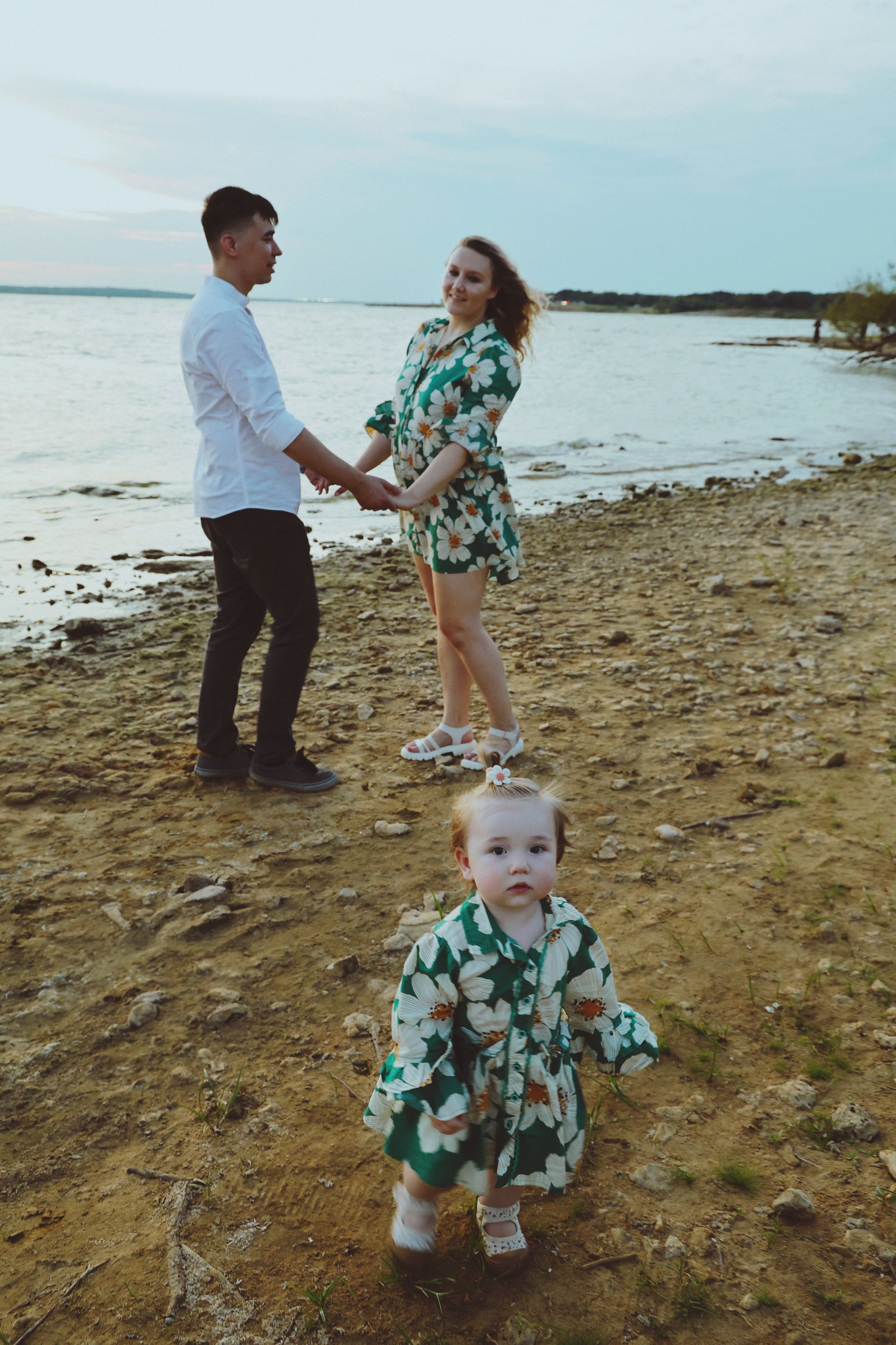 Baby Family Photoshoot – Outdoor Family Photography with Infant or Toddler. Lana Petrychenko — Portrait & Family Photographer. Valencia, Spain