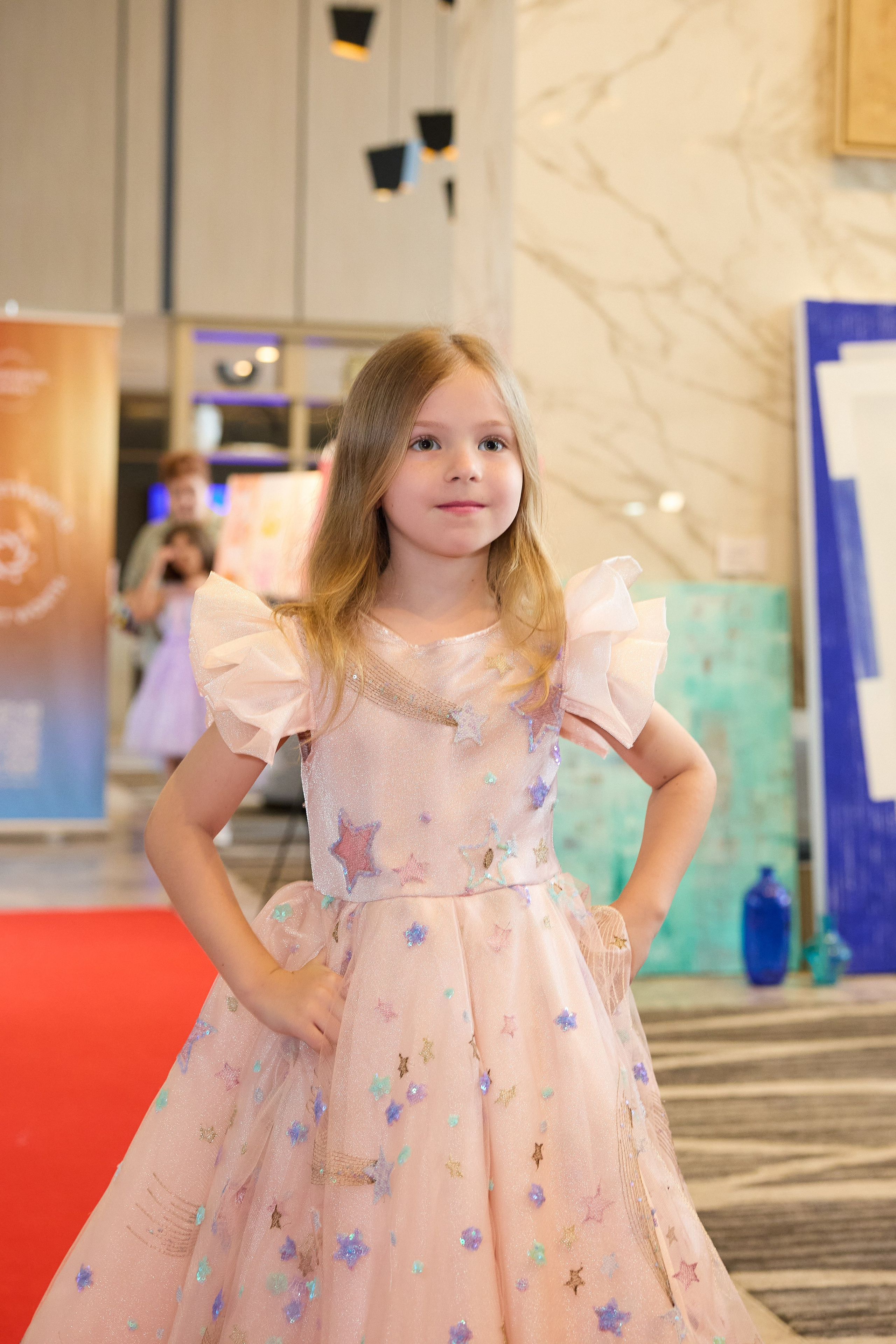 Авторская благотворительная художественная выставка Дианы Бортник. Фотограф Юлия Маковеева