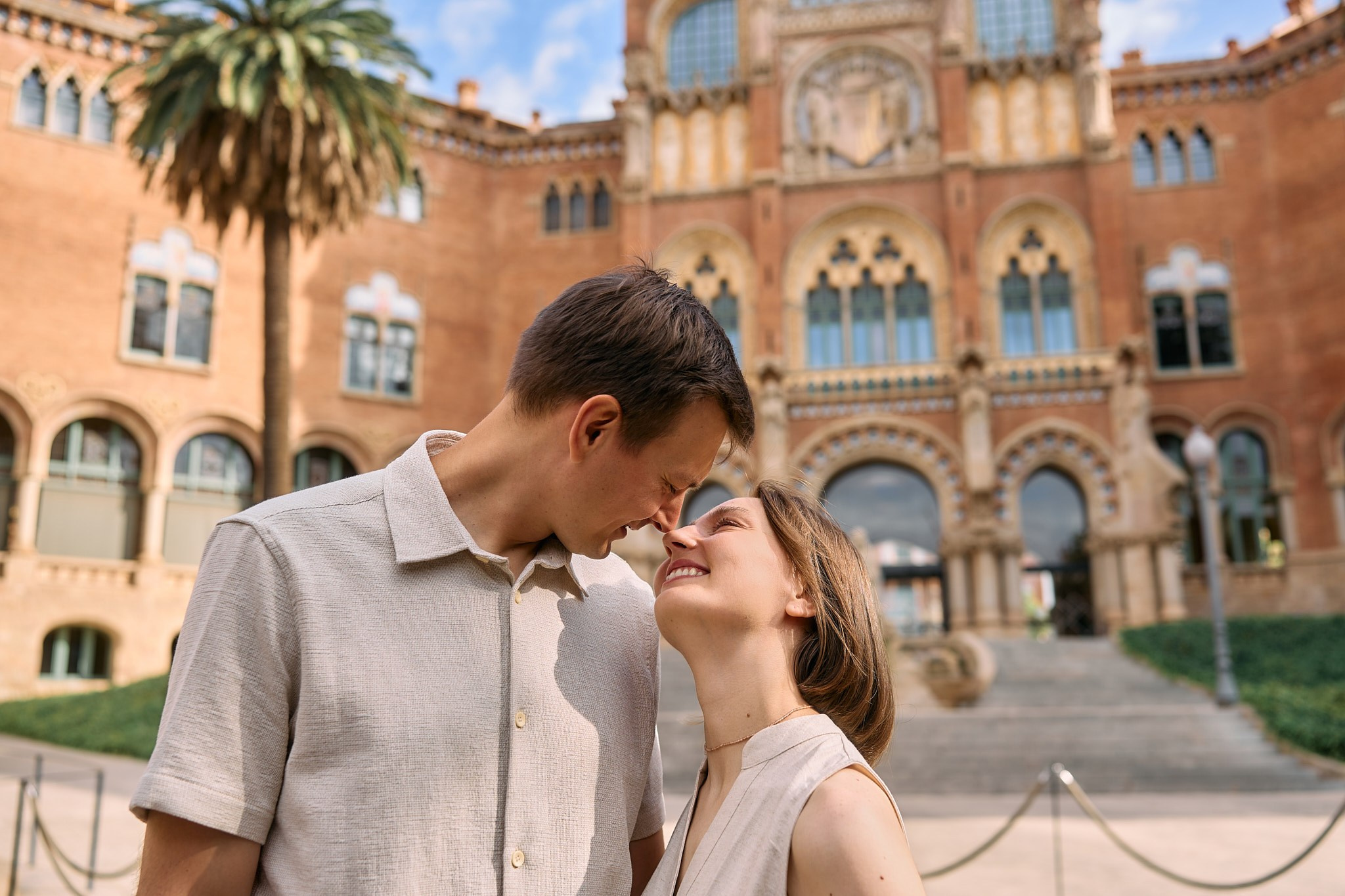 Description of the Sant Pau location for a  love-story or individual photo shoot in Barcelona, examples of photos taken at this photo spot. POSTCARD.BCN Photographer Kate in Barcelona. Love-story, family or individual photo shoots