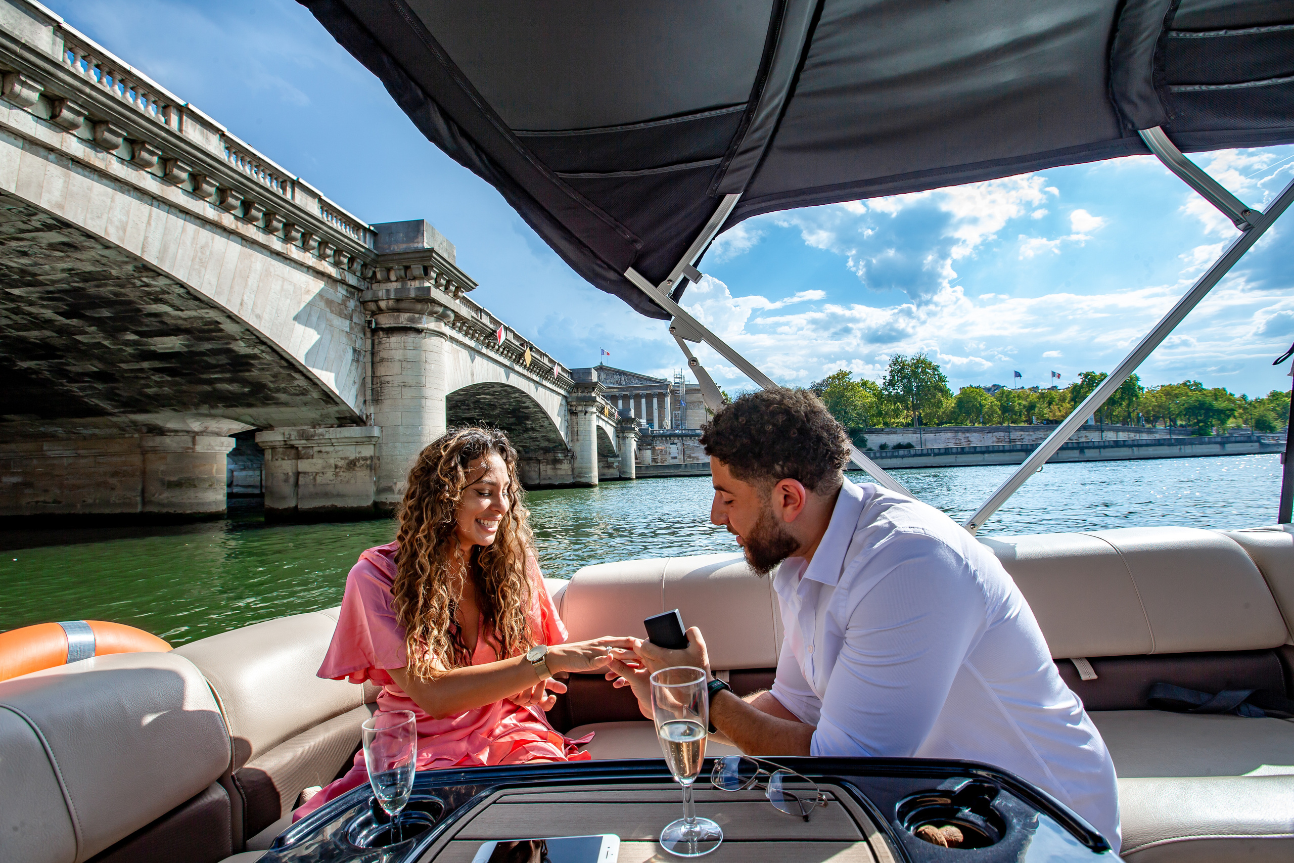 Suprise Proposal on a boat. Photographe à Paris