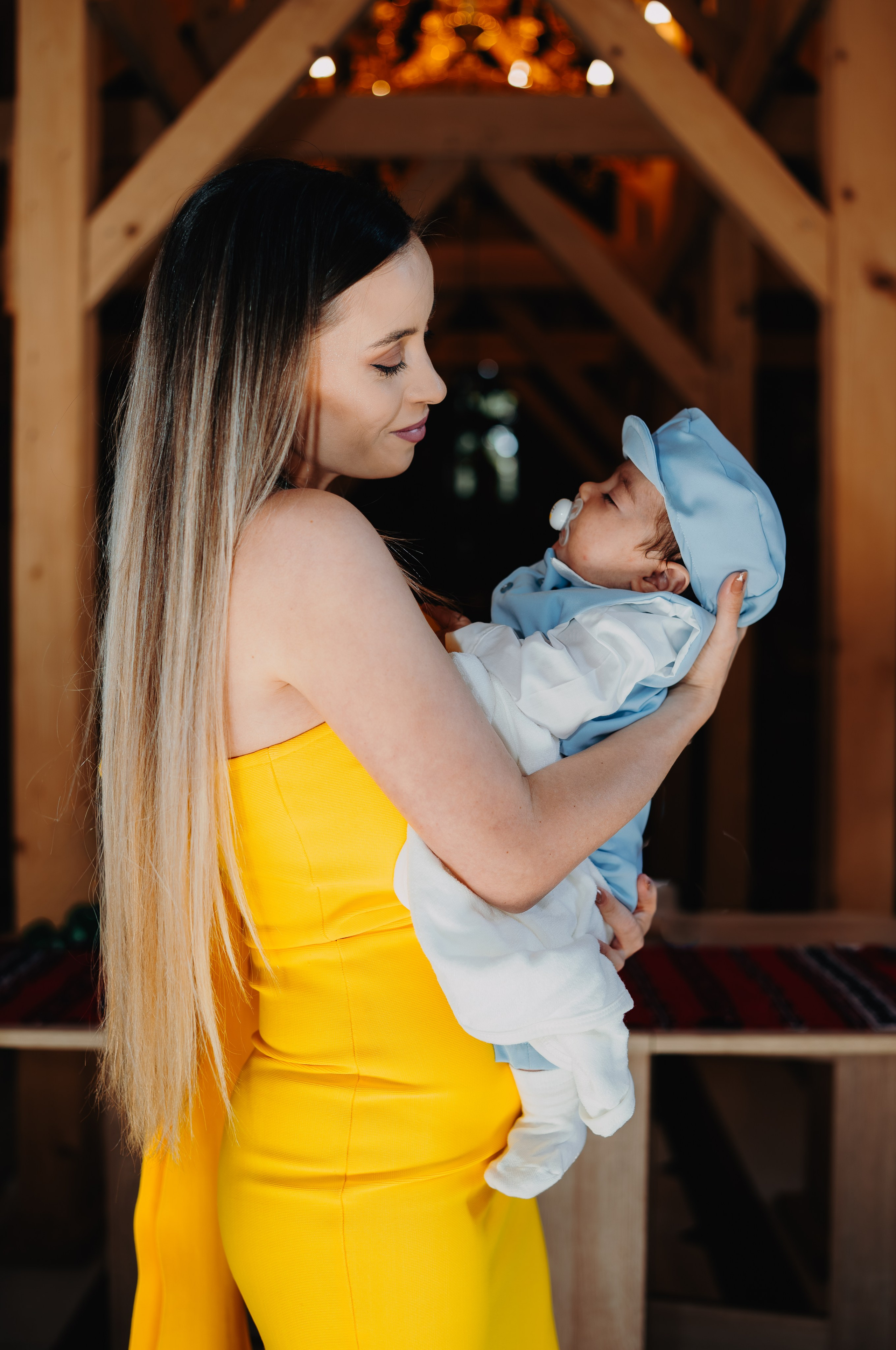 Un alt cadru personal: mama șoptește sau își reazumă fruntea ușor de a lui Arthur Mihail, într-un moment de tandrețe pură și comuniune după solemnitatea botezului în Catedrala Bârlad.