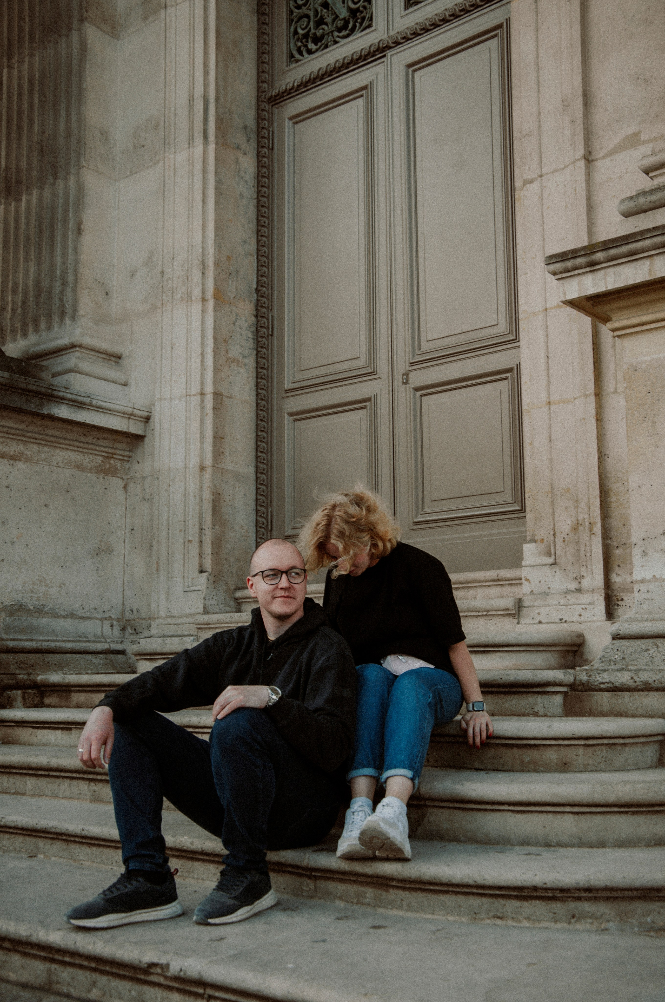 Couple photoshoot near the Louvre. Paris photographer — Polina Osipova