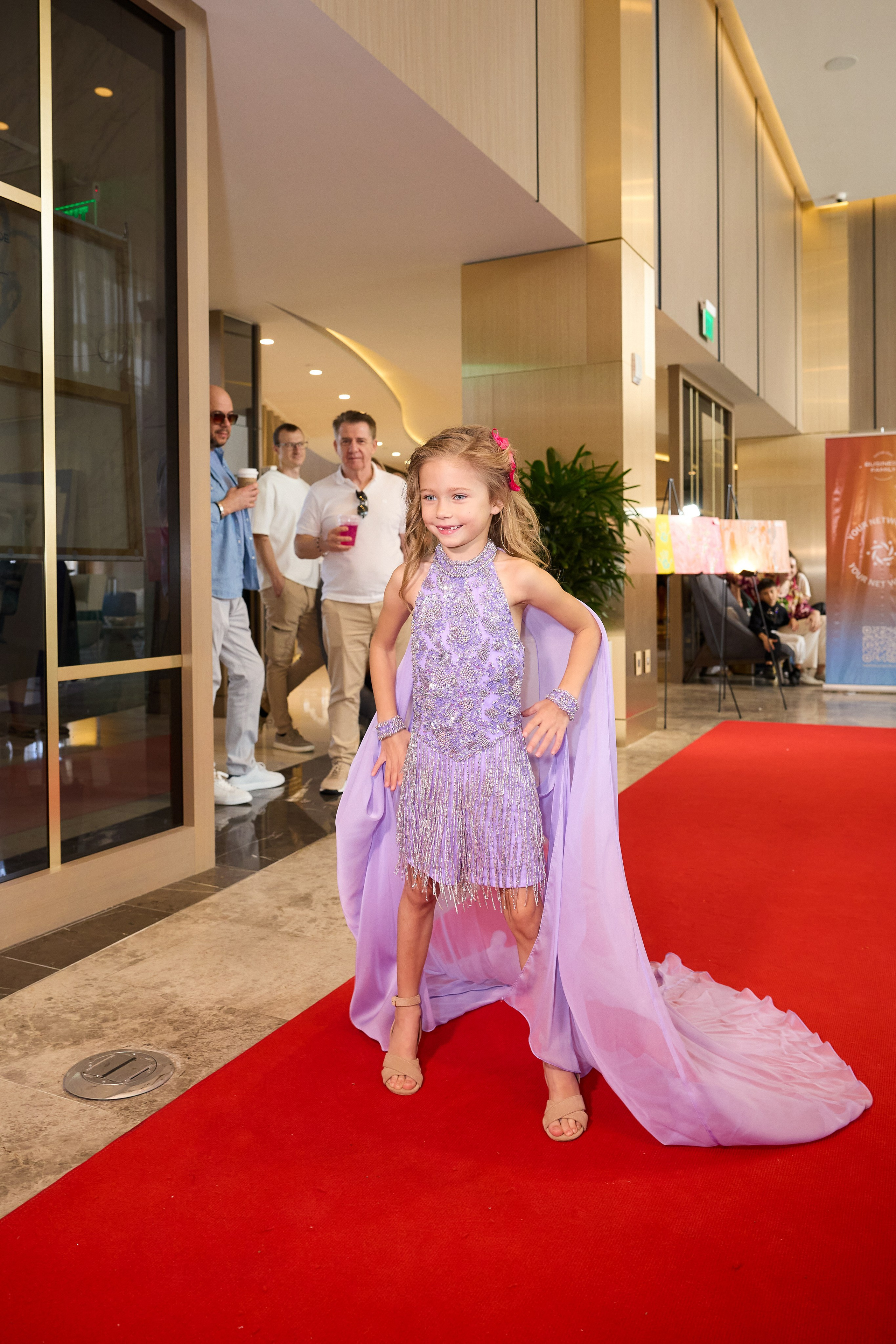 Авторская благотворительная художественная выставка Дианы Бортник. Фотограф Юлия Маковеева