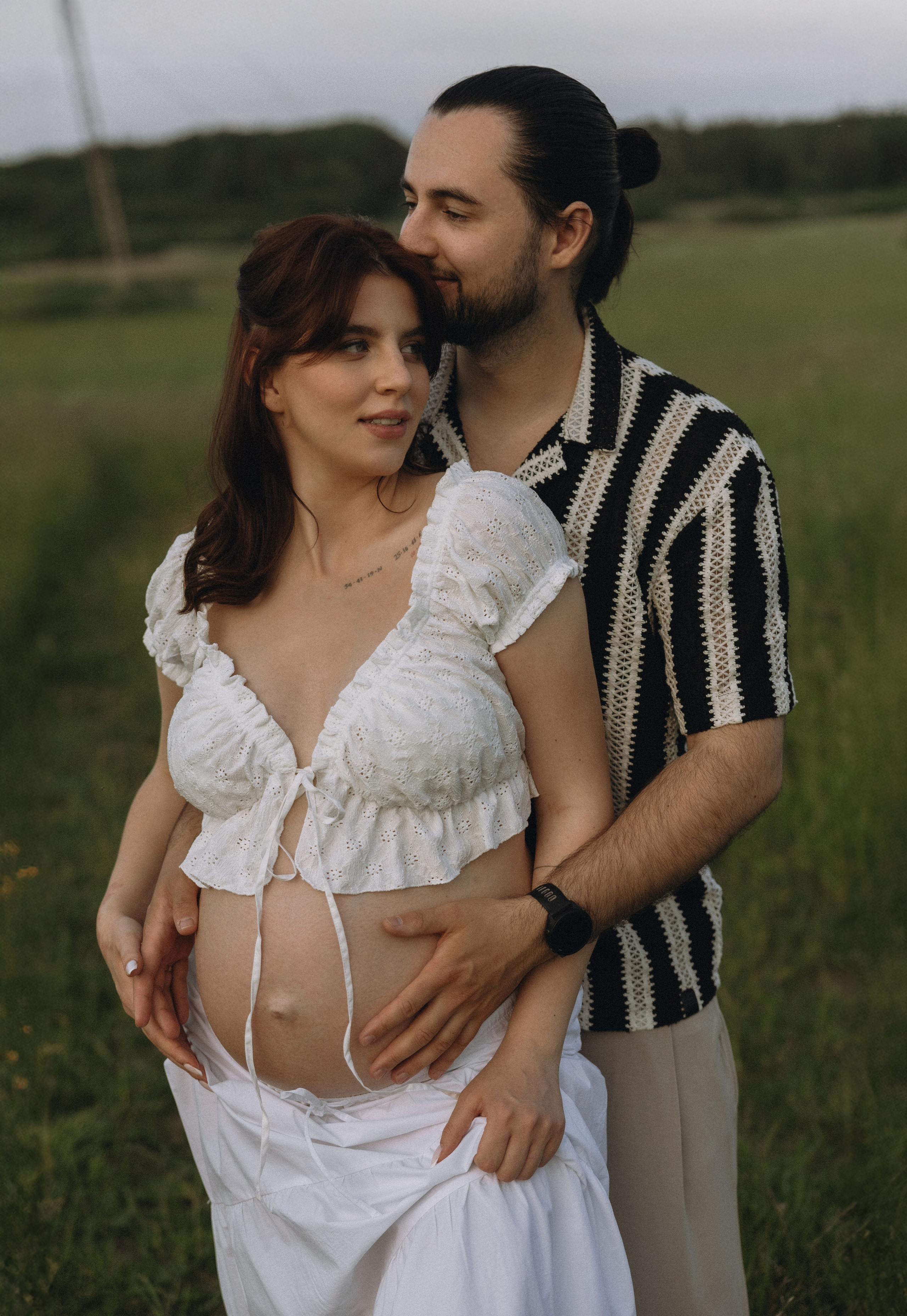 Lera & Maksim | laukimo fotosesija pievoje saulei besileidžiant. Vestuvių ir šeimų fotografė Lena Bondarenko / belove photo
