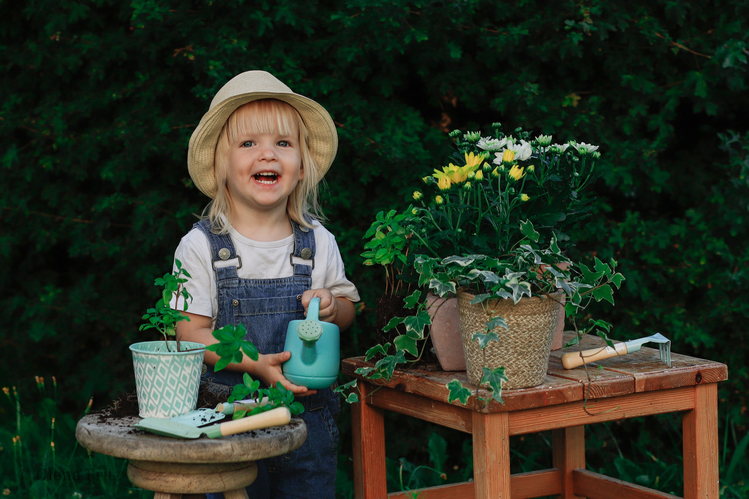 Mädchen im Garten. Olena Fritz Fotografie