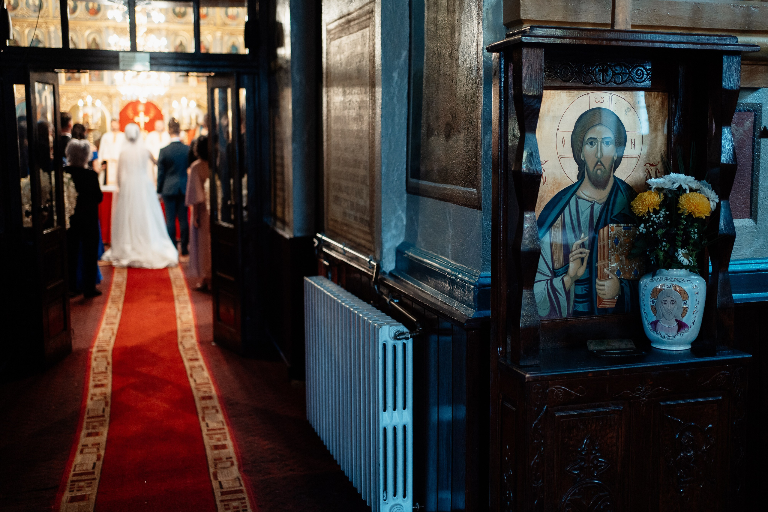 Moment emoționant între miri în ziua nunții, surprins într-un cadru natural și romantic, la Drobeta Turnu Severin. Fotografie de nuntă profesională, editată artistic pentru a evidenția emoția și eleganța evenimentului.