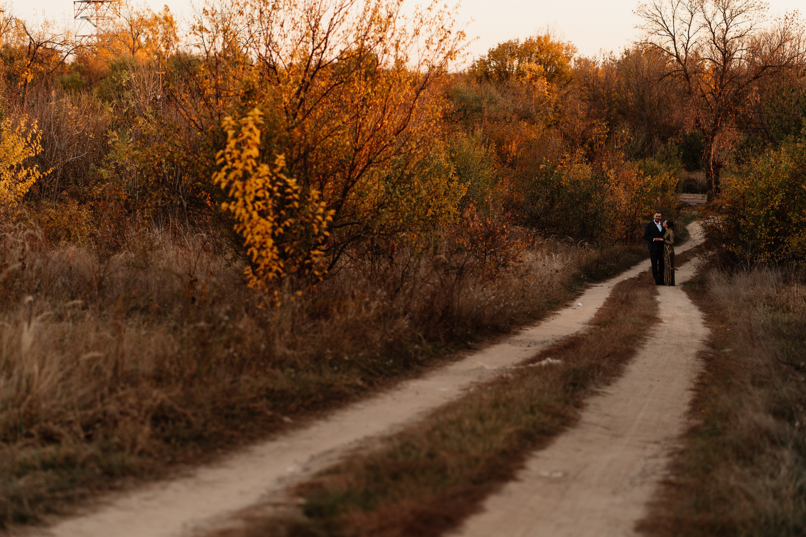 Instantaneu plin de tandrețe dintre părinți și bebeluș în ziua botezului, realizat în Craiova. Fotografie profesională de botez, capturând emoțiile autentice ale familiei într-un decor luminos și cald