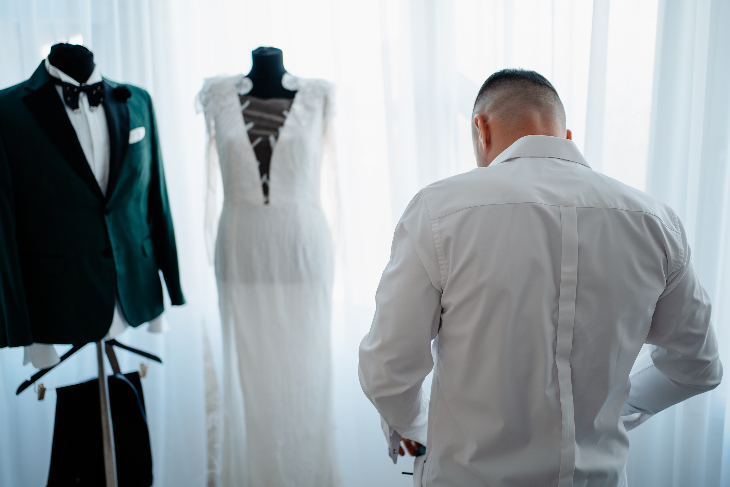 Moment emoționant între miri în ziua nunții, surprins într-un cadru natural și romantic, la Bolintin-Vale. Fotografie de nuntă profesională, editată artistic pentru a evidenția emoția și eleganța evenimentului.