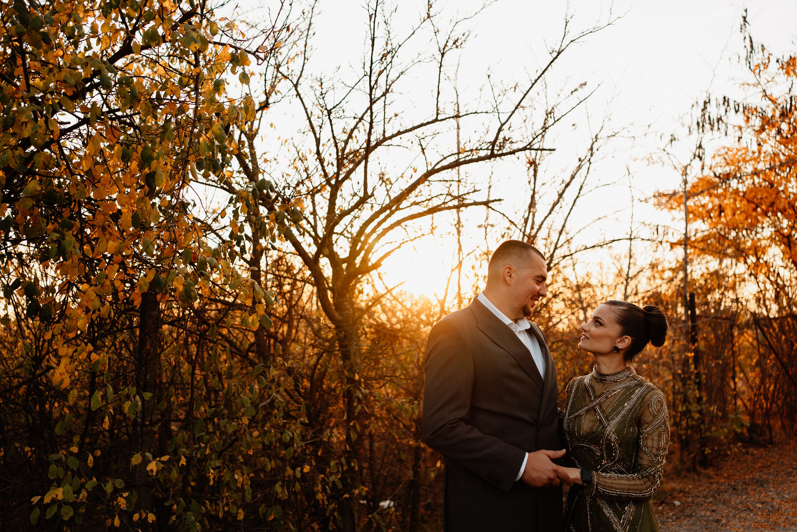 Instantaneu plin de tandrețe dintre părinți și bebeluș în ziua botezului, realizat în Craiova. Fotografie profesională de botez, capturând emoțiile autentice ale familiei într-un decor luminos și cald