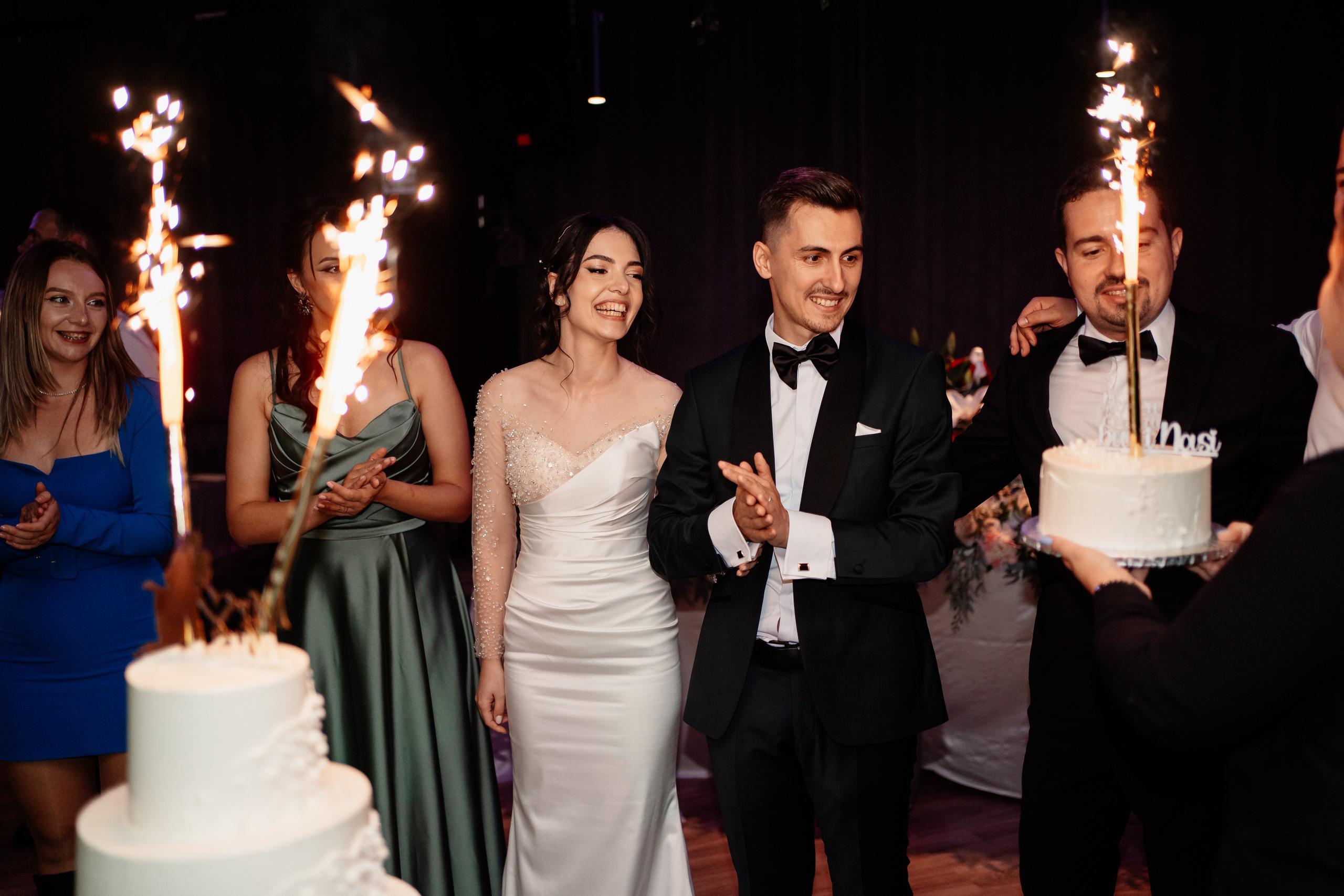 Moment emoționant între miri în ziua nunții, surprins într-un cadru natural și romantic, la Drobeta Turnu Severin. Fotografie de nuntă profesională, editată artistic pentru a evidenția emoția și eleganța evenimentului.