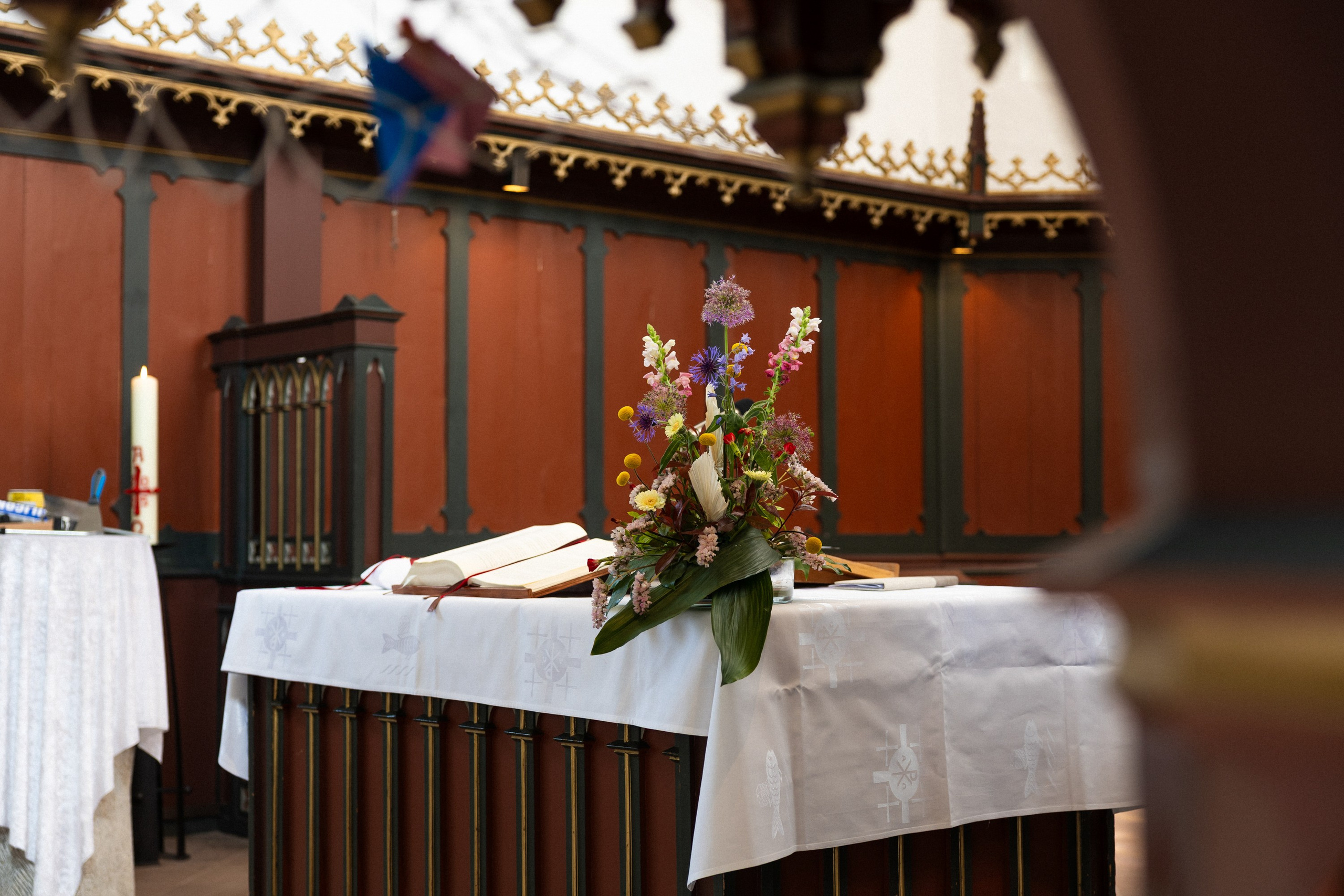 Kirchliche Trauung in Oerlinghausen – Emotionale Hochzeitsfotos & Stilvolle Reportagen!. Hochzeitsfotografin in Gütersloh | Authentische Hochzeitsreportagen | TK Photographie