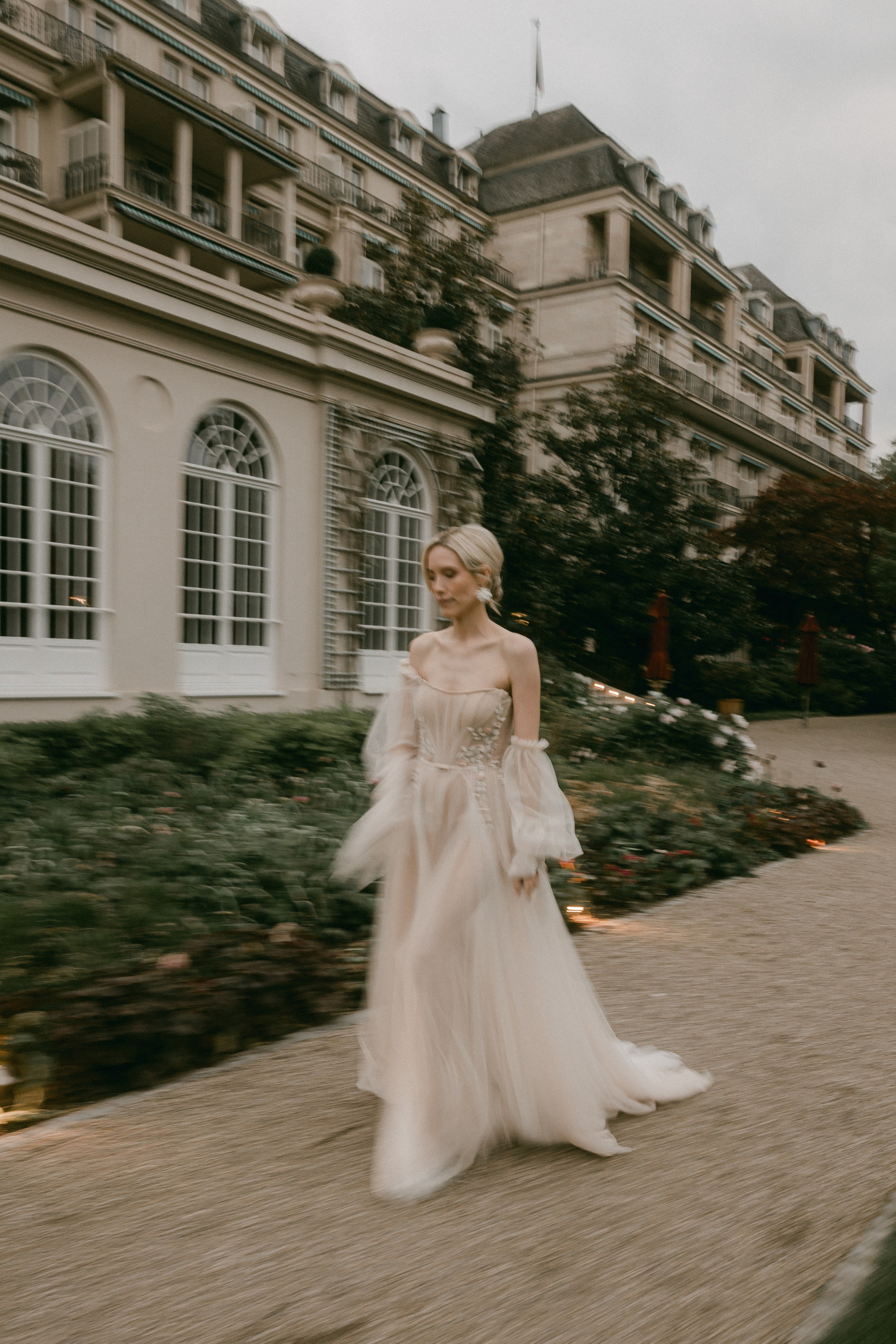 Sarah/ getting ready. Wedding and Family Photographer Switzerland and Italy. Valeria Diaz