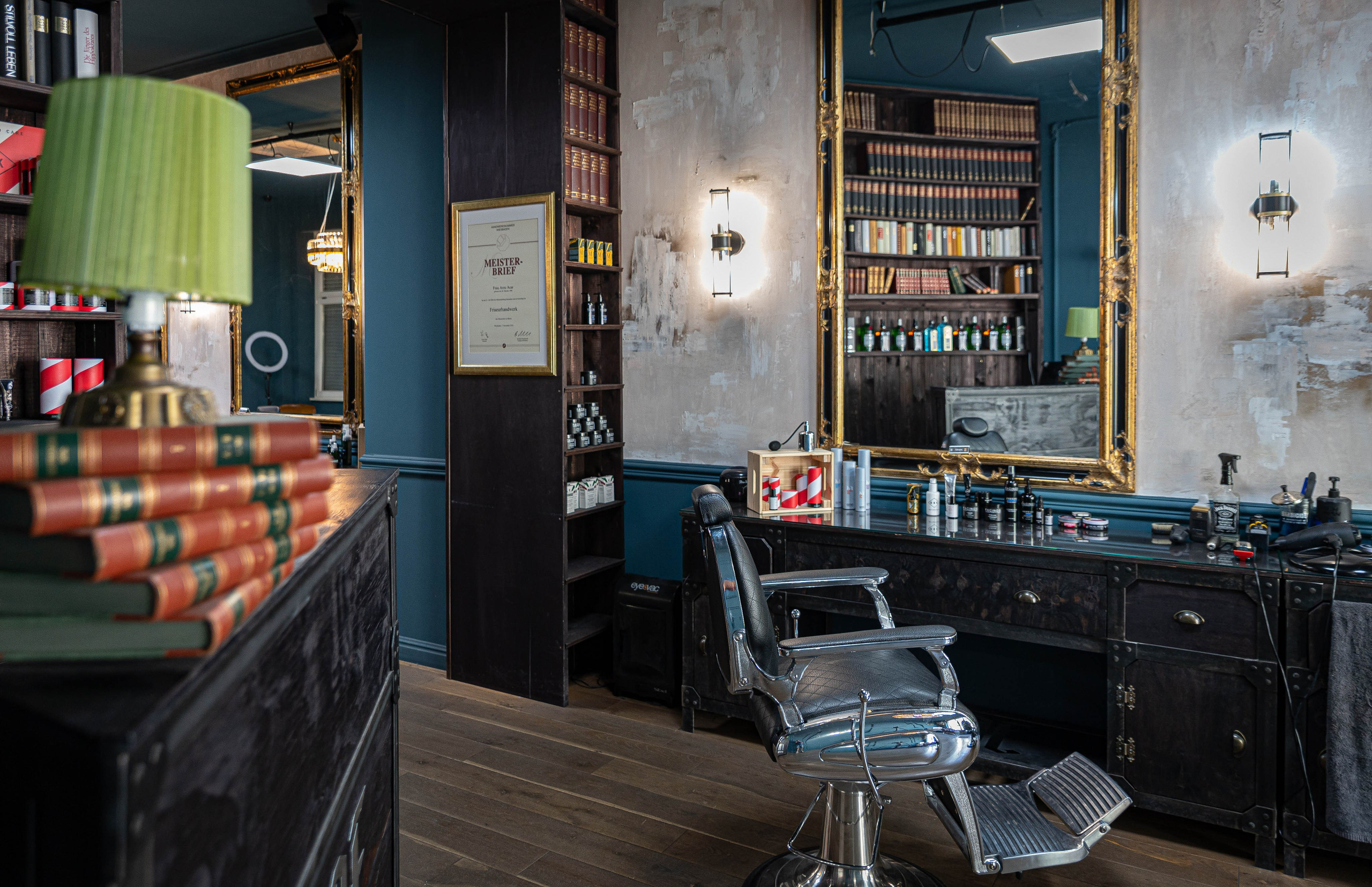 Detailaufnahme eines hochwertig gestalteten Barbershop-Interieurs in Berlin.