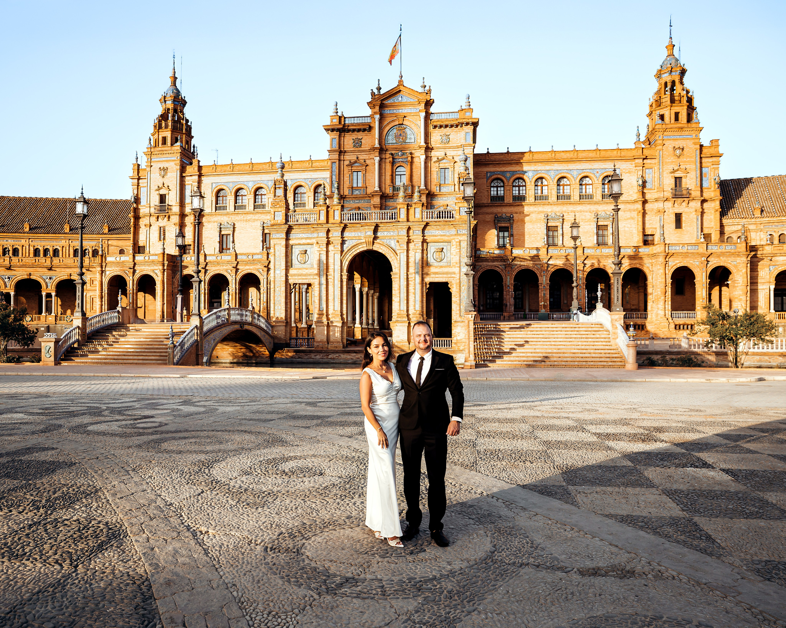 Elegant wedding photoshoot in Seville, Spain — bride and groom pose in front of the iconic Plaza de España, dressed in classic wedding attire. A perfect example of romantic and timeless wedding photography in Sevilla for couples seeking stunning backdrops and unforgettable moments in southern Spain.