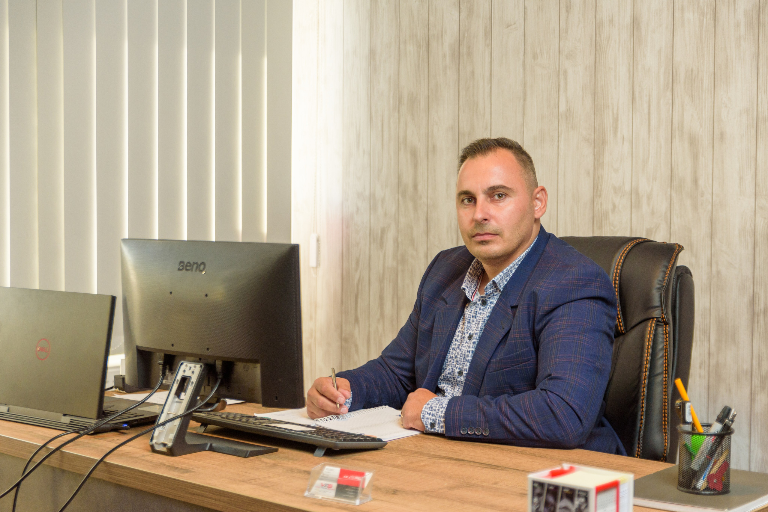 Fotograf corporate, sedinta foto business, pret fotograf corporate, Servicii Profesionale pentru Evenimente de Business, Portrete business, fotografii pentru evenimente organizate de companii, fotografie de produs, Poze business bucuresti, Fotografii profesionale bucuresti, Fotografii portret profesionale, fotograf corporate Bucuresti, Fotografie E-commerce, pret fotograf corporate, fotografie corporate pentru profil web sau reviste, produse comerciale, fotograf hala de productie, evenimentele companiei, fotografii de portret angajati, fotografii echipa, fotografii site, fotografie comerciala.