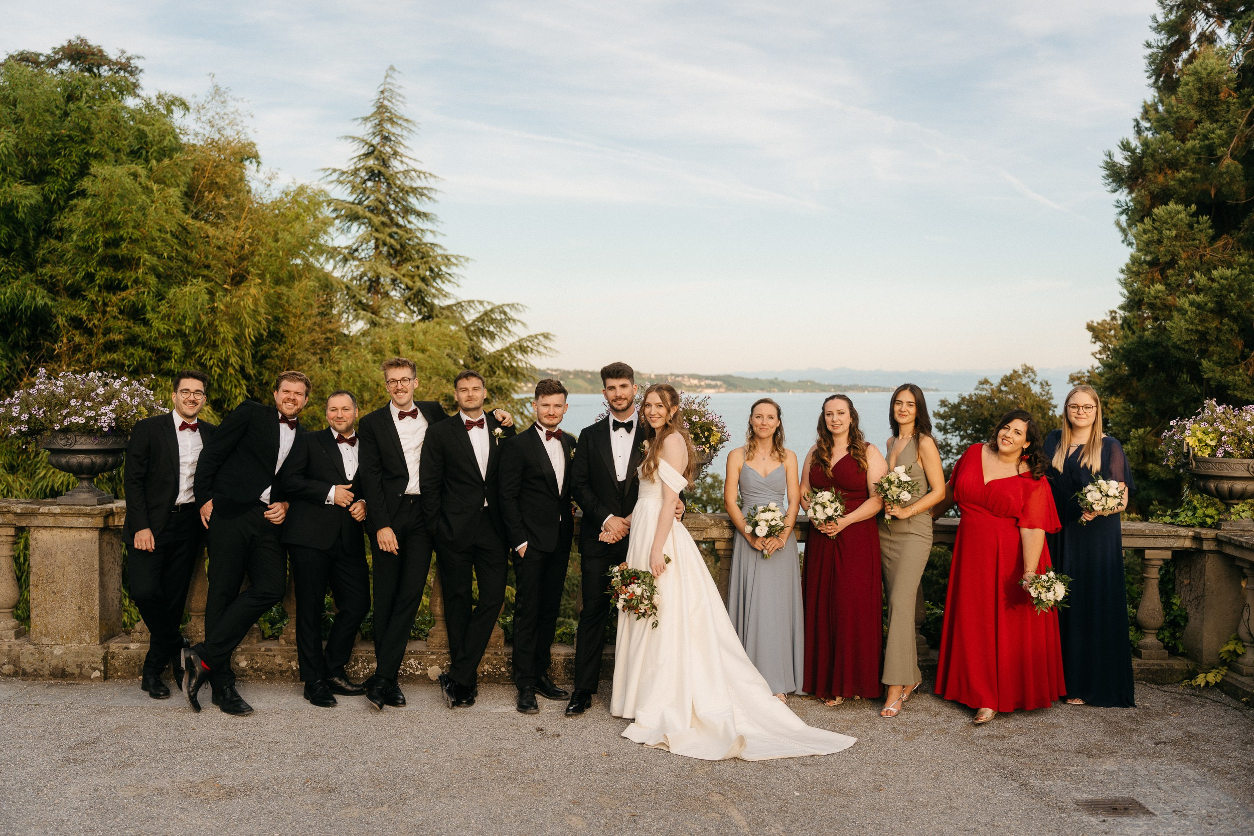Gruppenfoto der Hochzeitsgäste im Rosengarten Insel Mainau