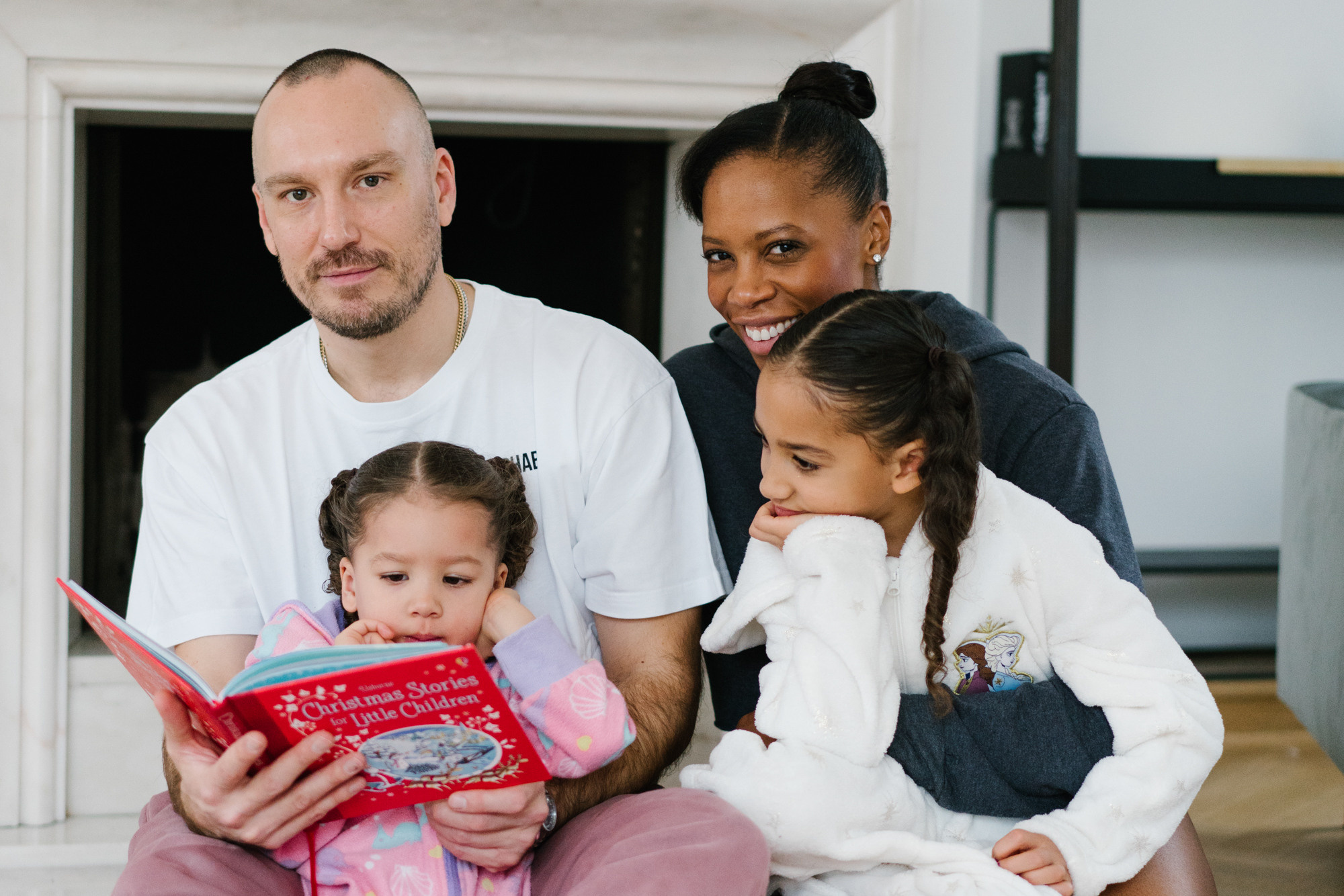 Familienfotograf für Familienfotosession in München zu Weihnachten. Inna Zaytseva Photography | Fotografin in München | Content Creation