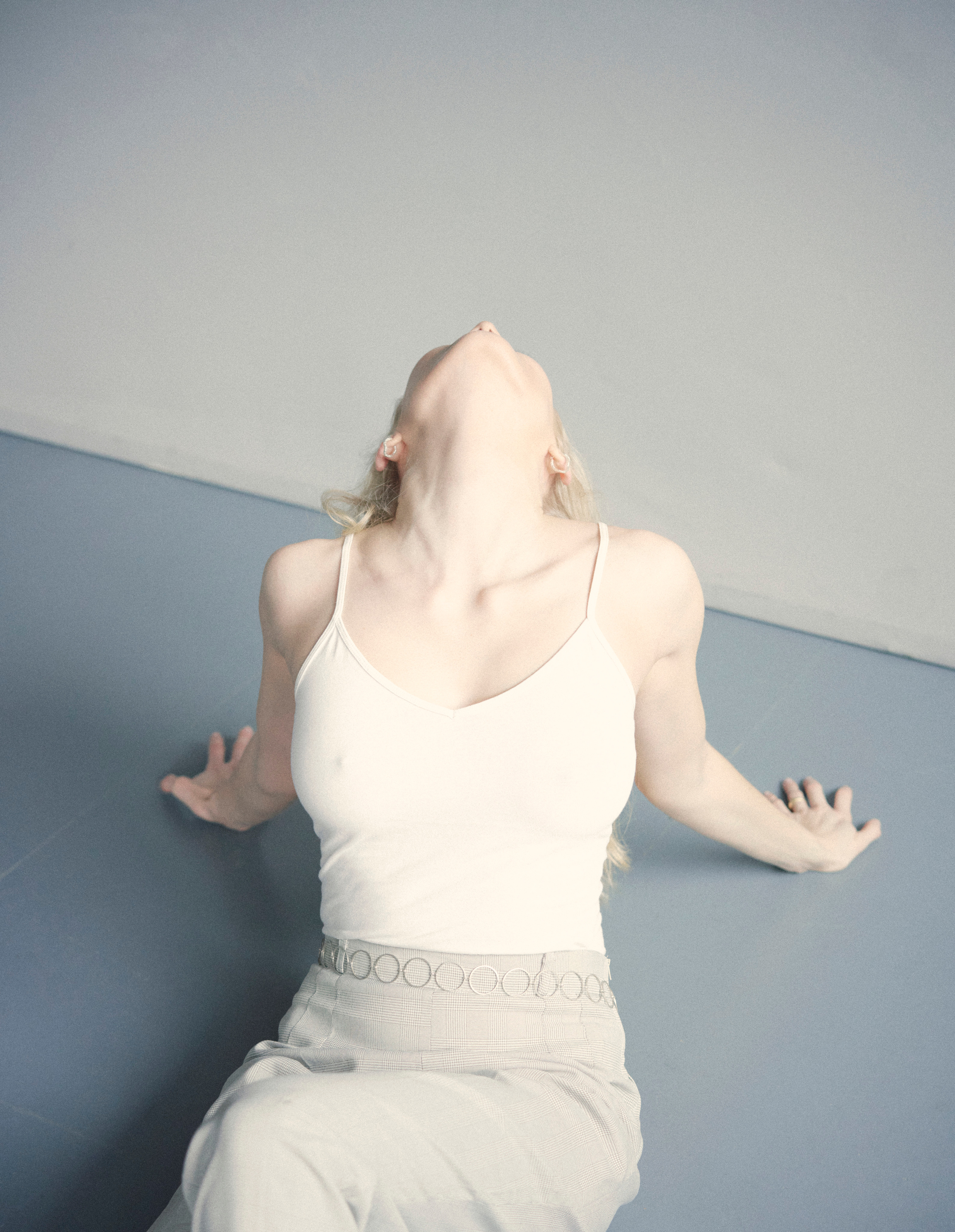 Frau liegt auf dem Boden und posiert für Fotosession im Foto Studio