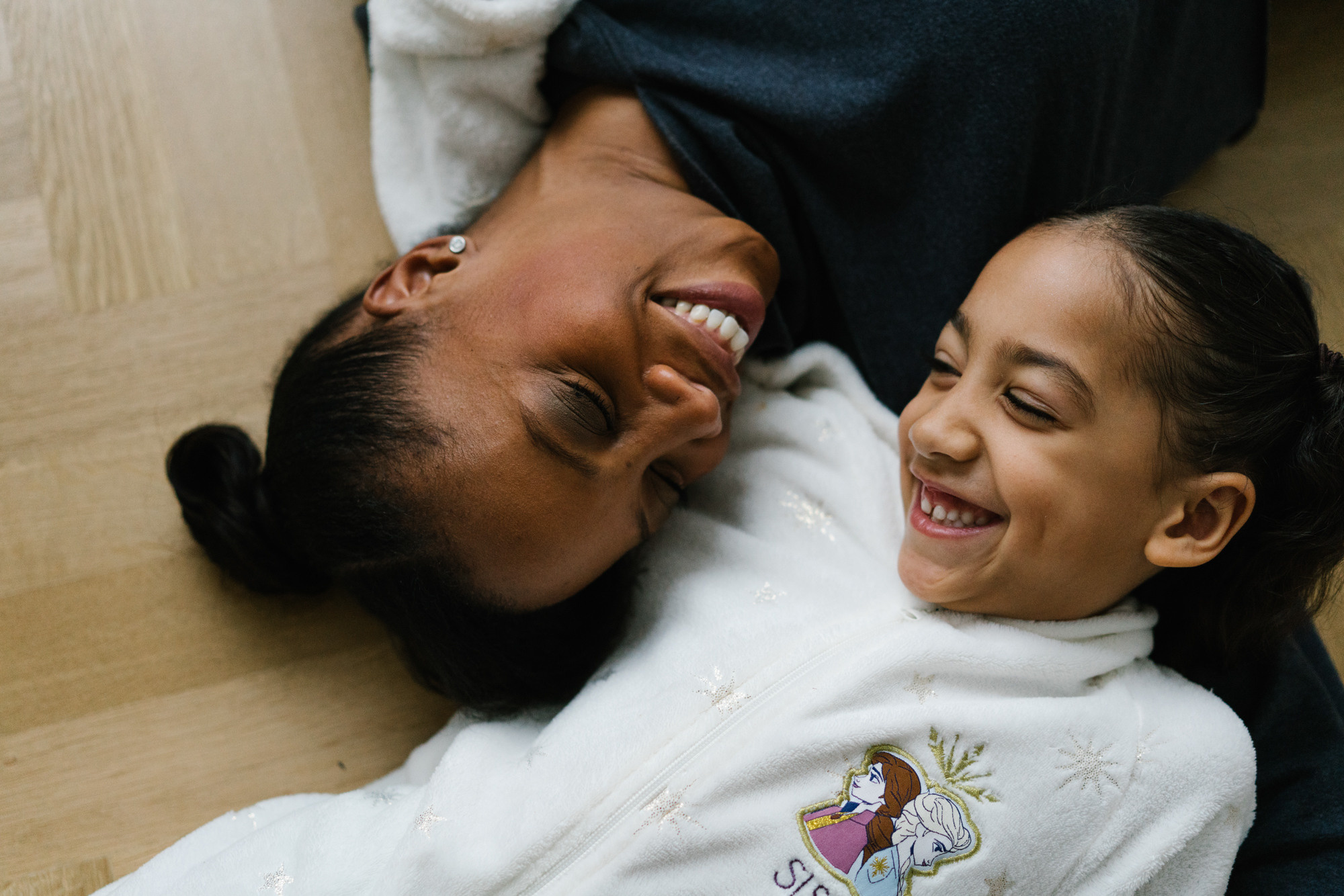 Familienfotograf für Familienfotosession in München zu Weihnachten. Inna Zaytseva Photography | Fotografin in München | Content Creation