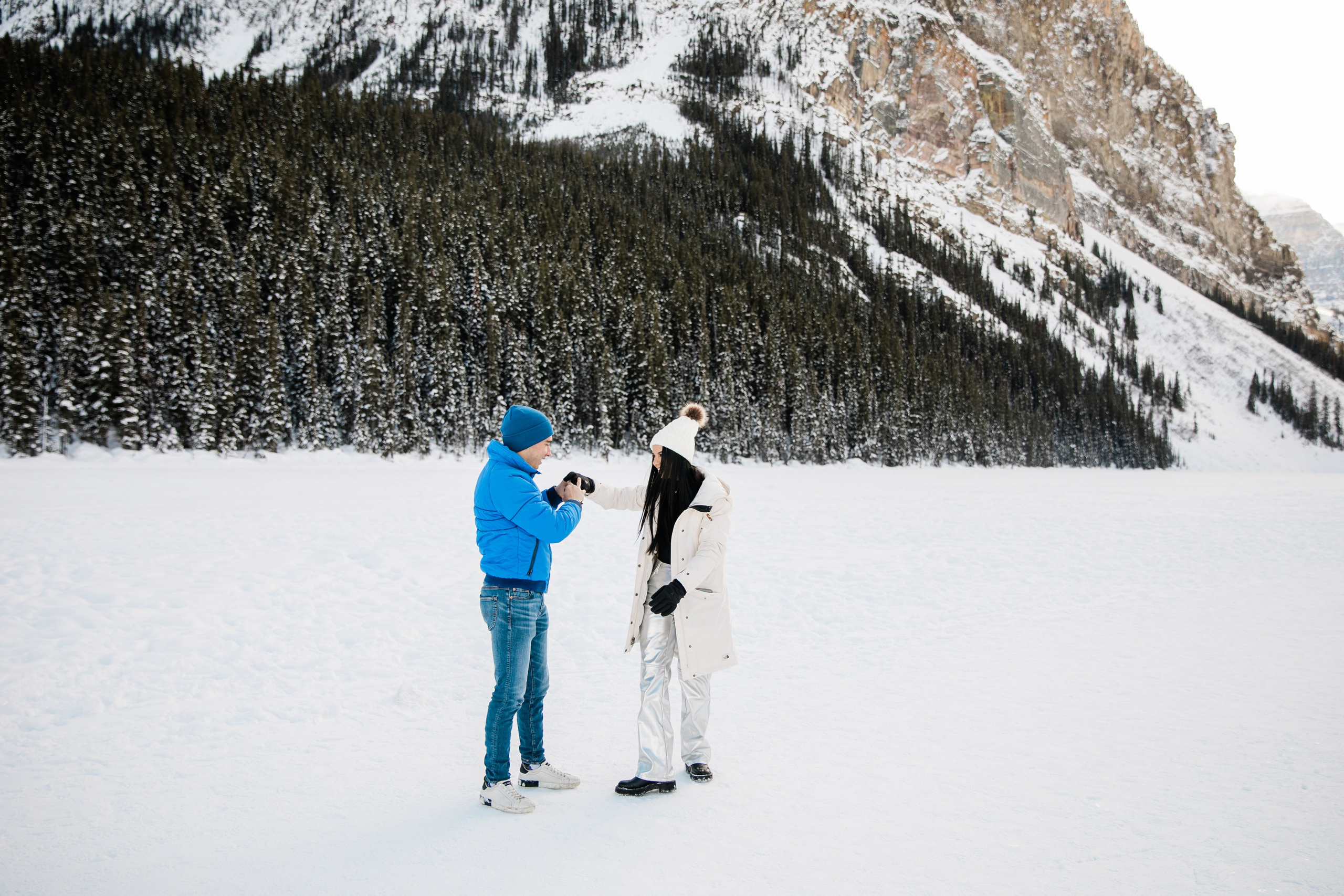 A & M — Lake Louise Engagement. Fotografía accesible en Calgary