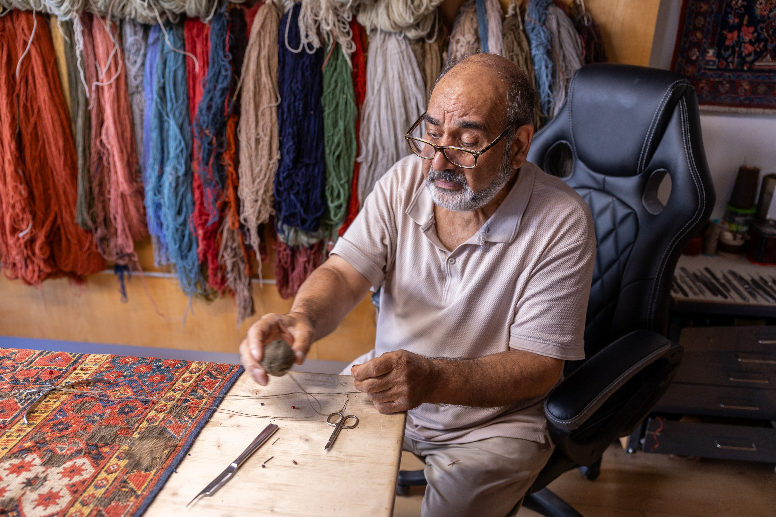 Teppichrestaurator, Salzburg, 2024. Guzel Kolobova| Fotografin| Salzburg