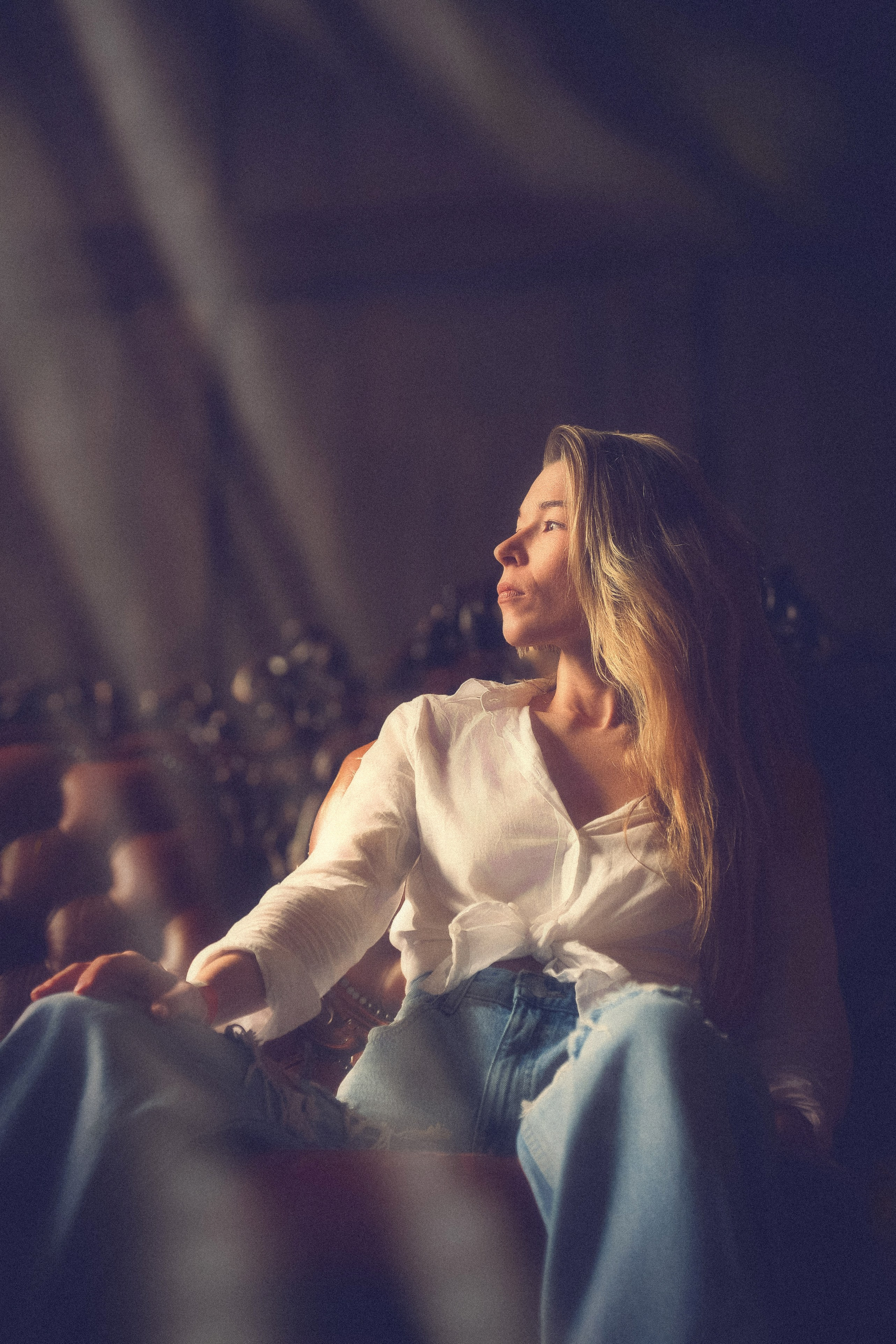 Элегантный портрет девушки в белой рубашке и джинсах в лучах солнца. Атмосферная фотосессия. 