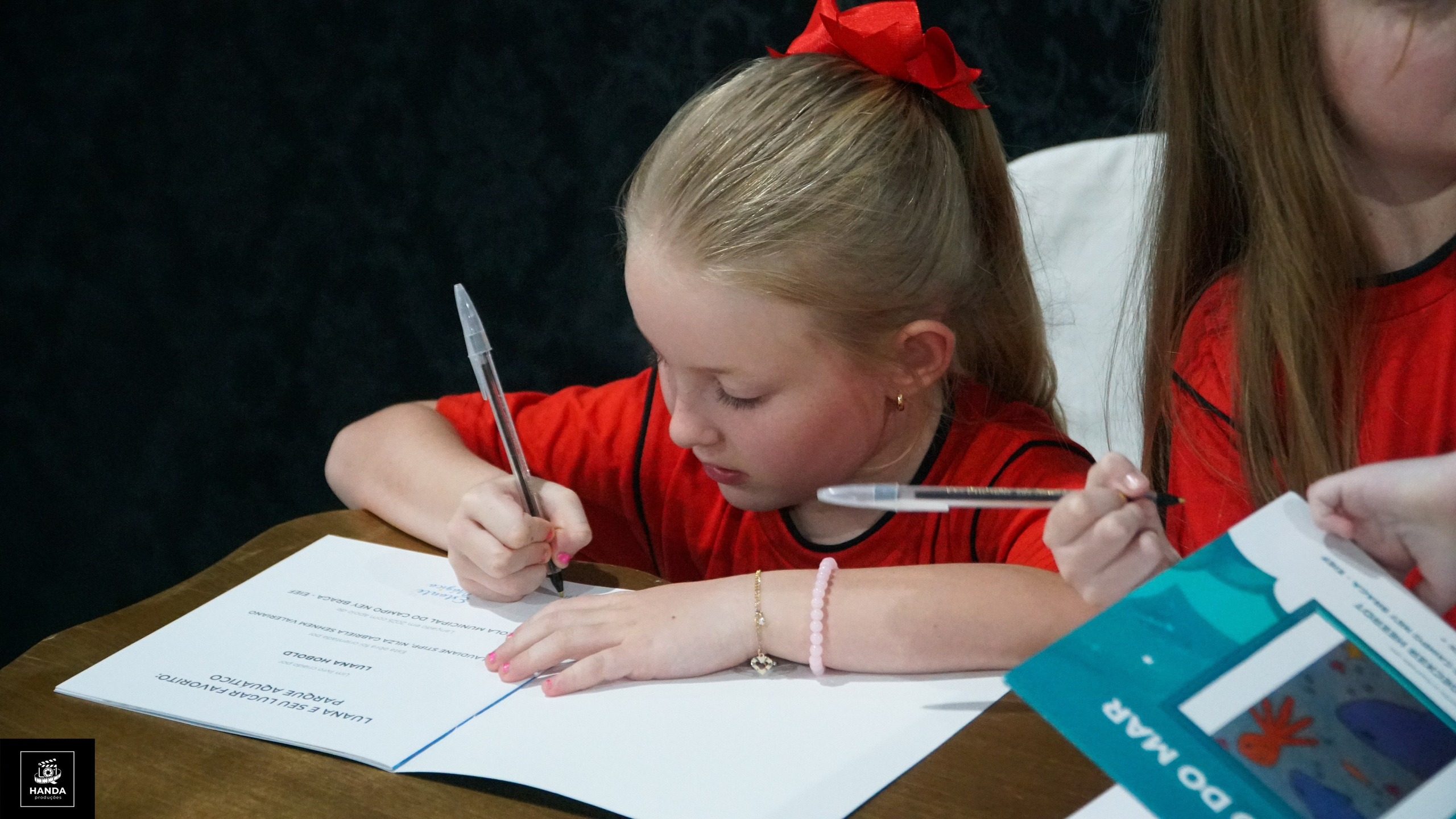 Noite autógrafos colégio Aurélio Buarque de Holanda. Handa Produções