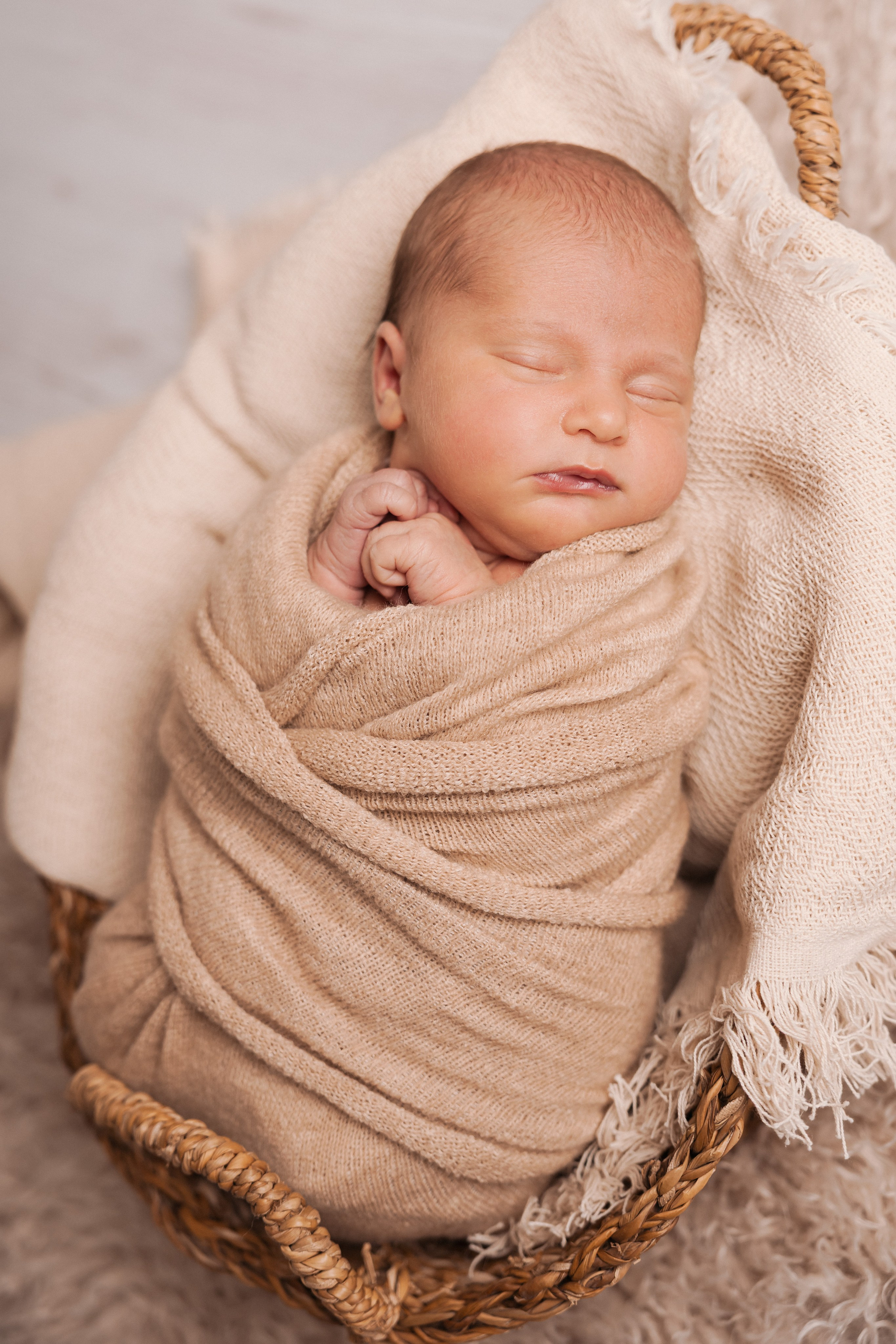 Newborn focení holčičky s jemnými textiliemi v béžových tónech v Písku