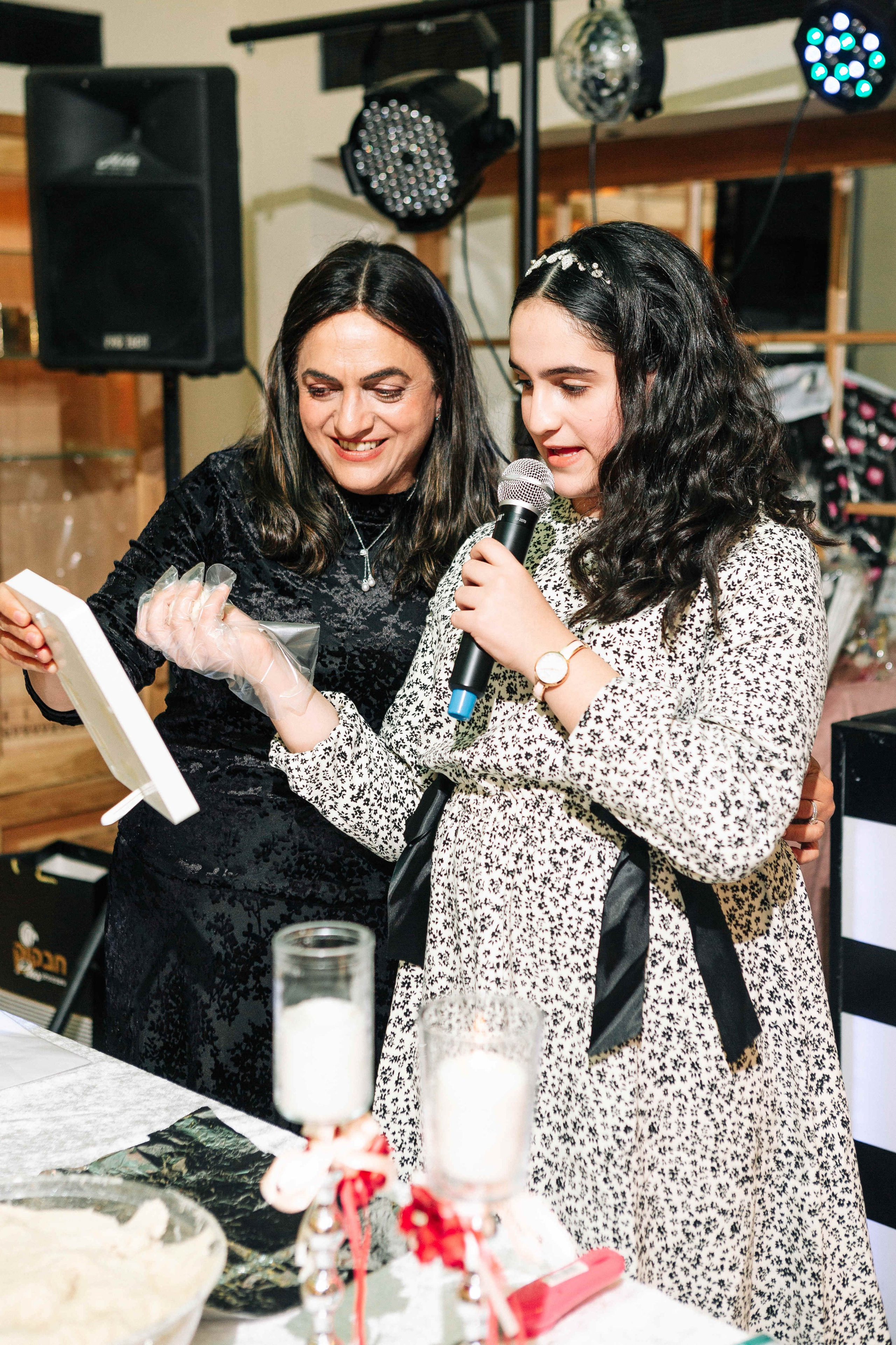 PARTY IN A RESTAURANT WITH THE WHOLE FAMILY. Https://shi-photo.com/