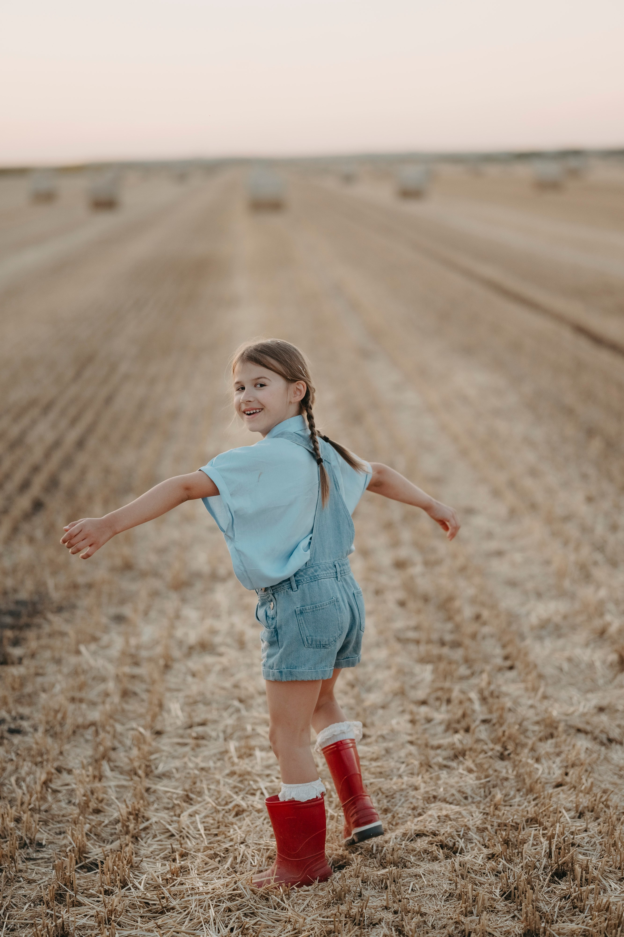 Letnje fotografisanje u polju suncokreta i sena. Deciji i porodicni fotograf u Beogradu Oksana Skendzic