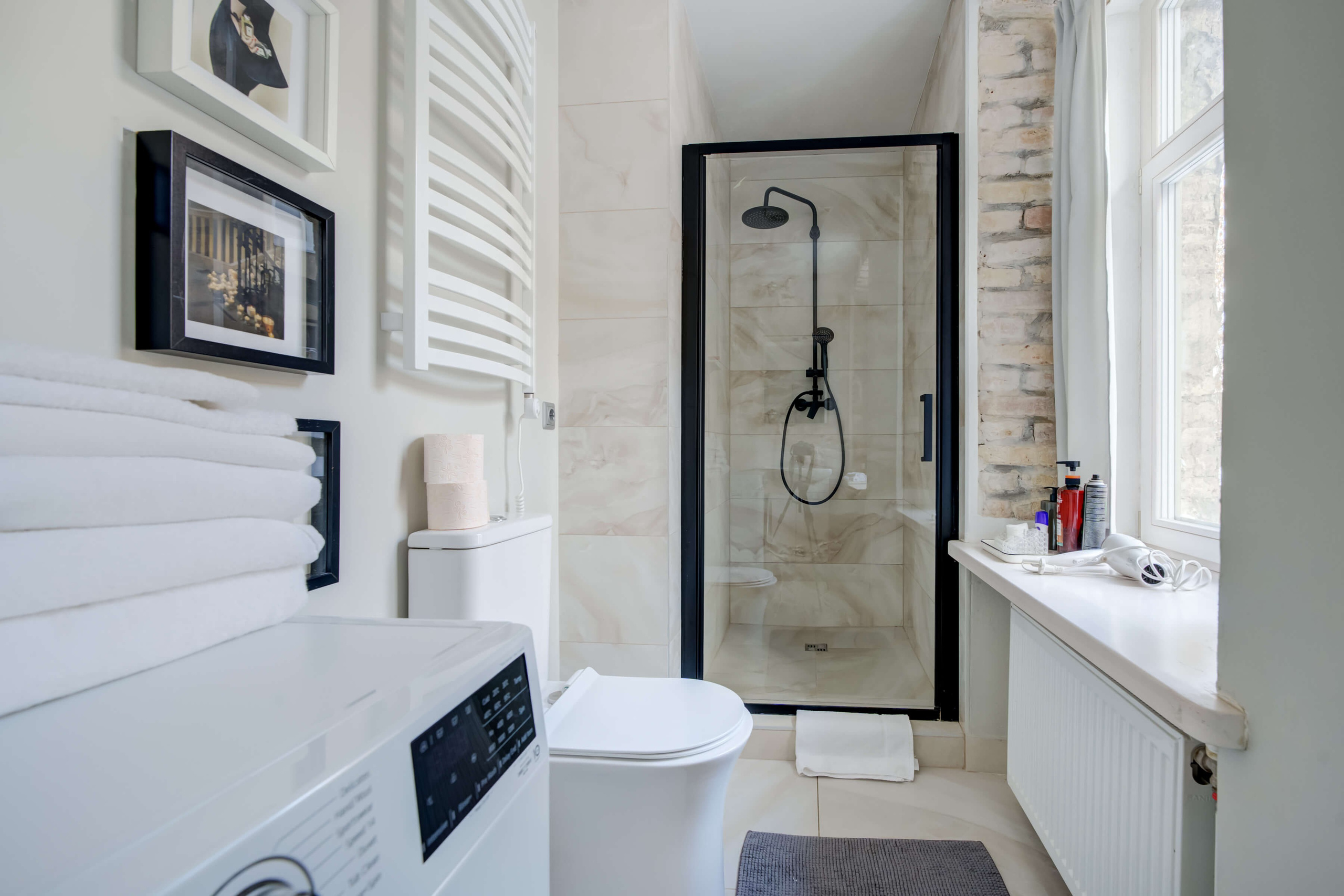 Dušo zona istoriniame stiliuje — kur plytelės senesnės už tavo gyvenimo planus(Mano nuotraukos: sapiegafoto.lt