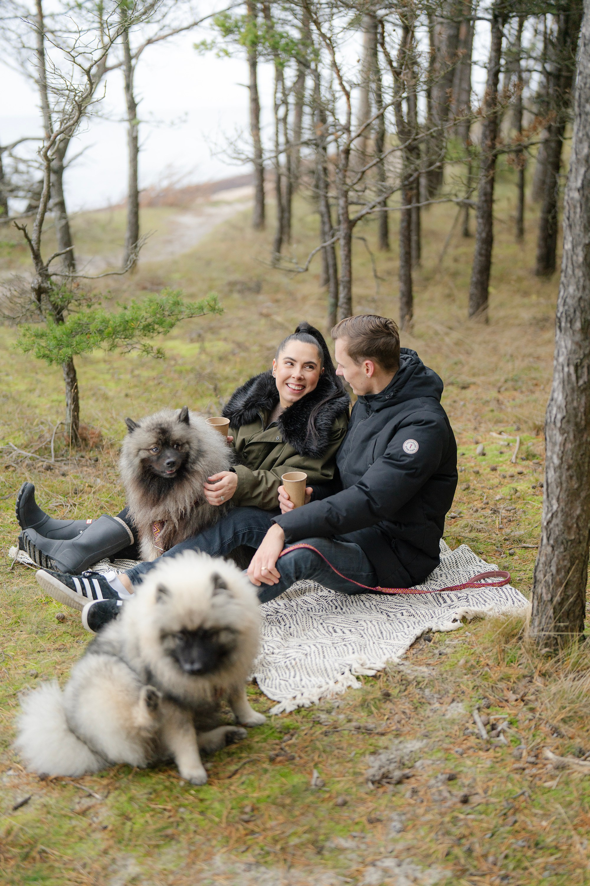 Rūta, Mindaugas ir jų šunytės rudeniniame pajūryje. Vita Klimaševska ○ Fluffy Soulmate Photography