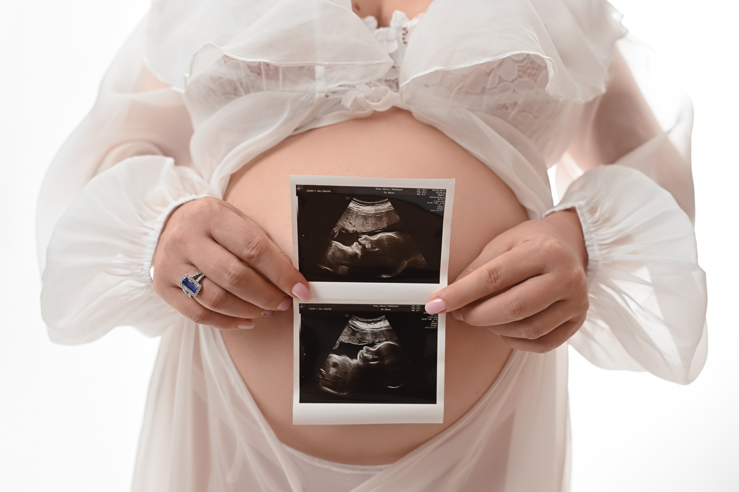 Babybauch-Fotografie im Studio in Düren und in Der Natur