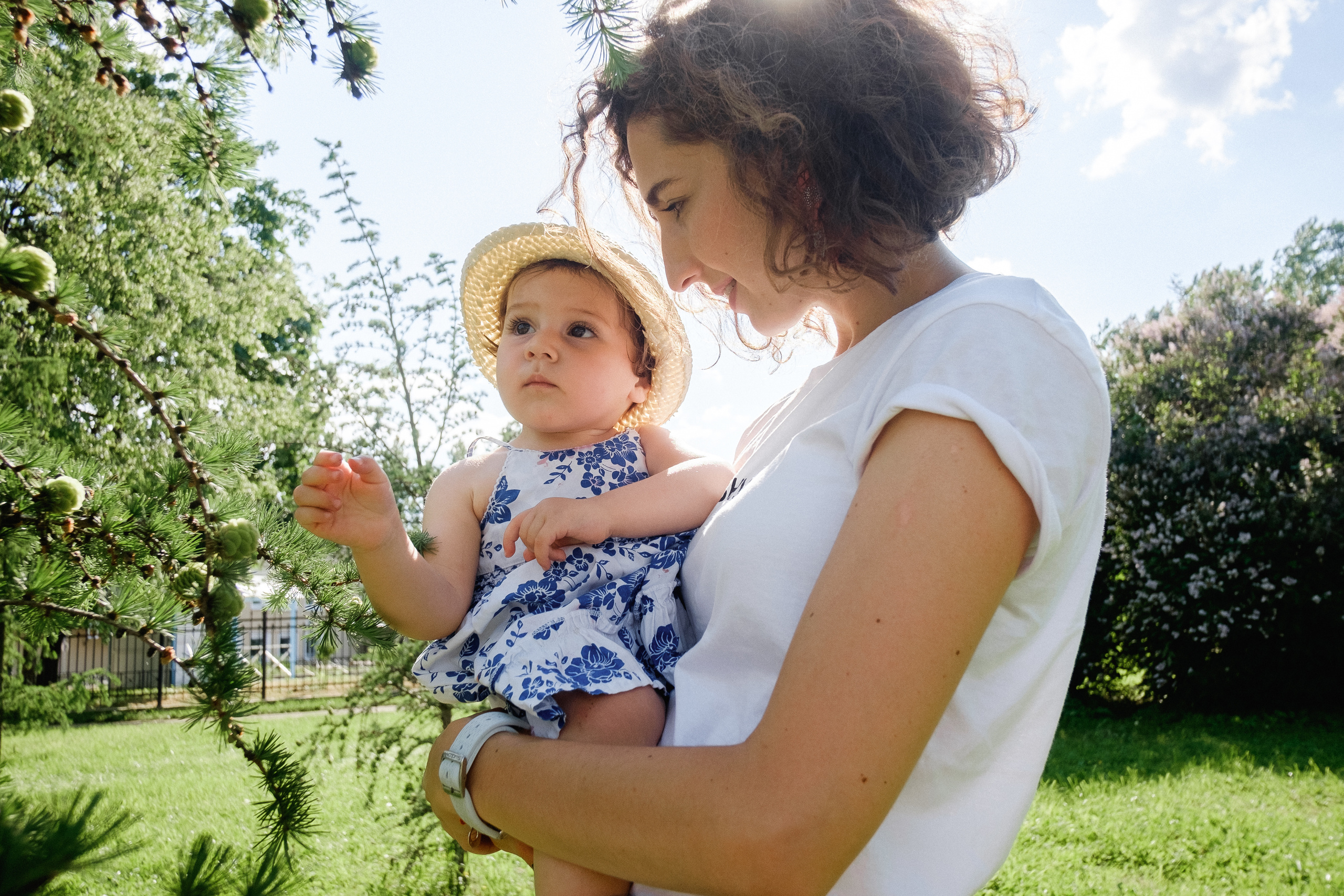 Olive, Marina and Nikta. Portrait and reportage photographer