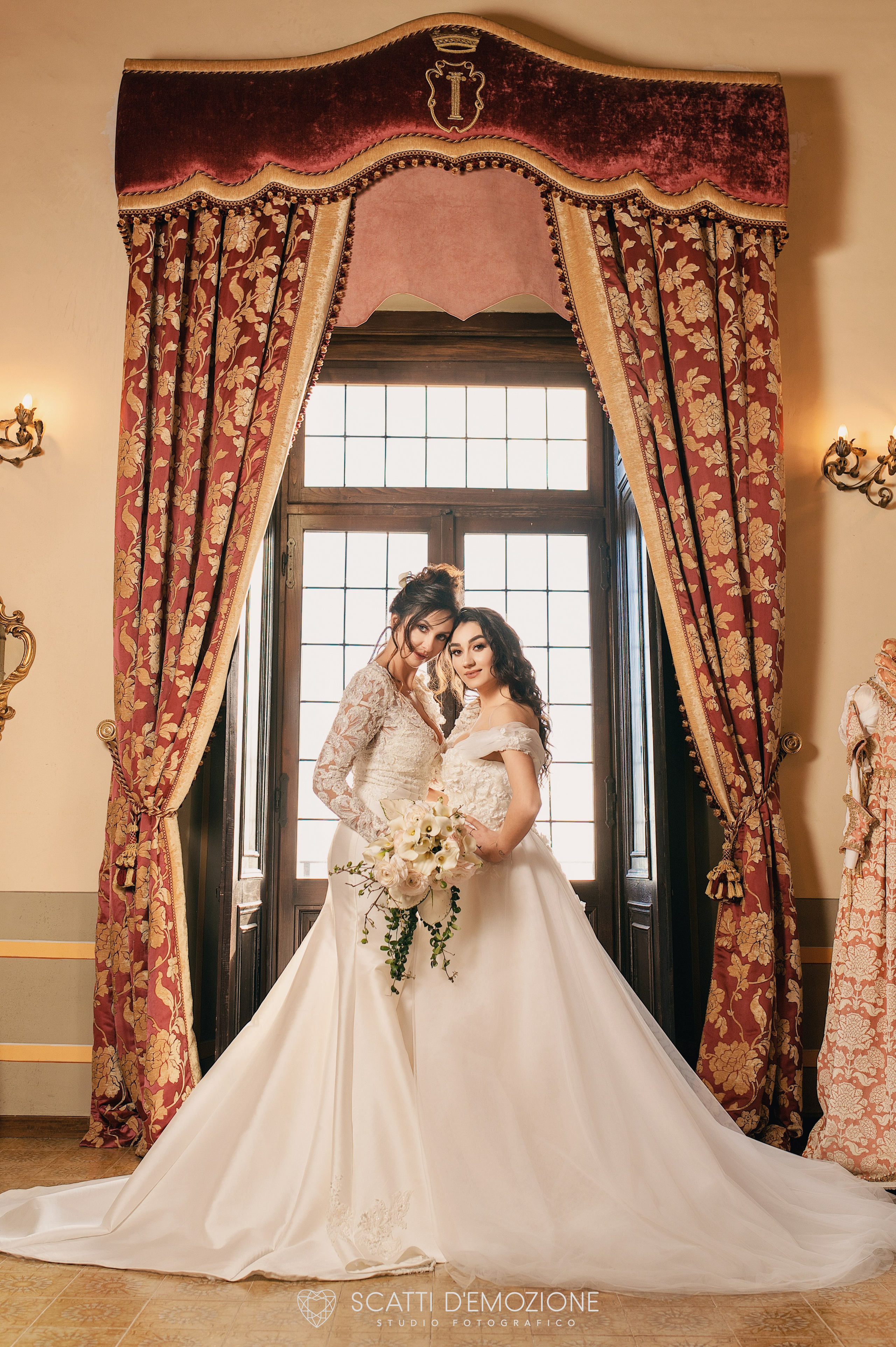 coppia spose in villa antica di lusso con bouquet e vestito bianco 