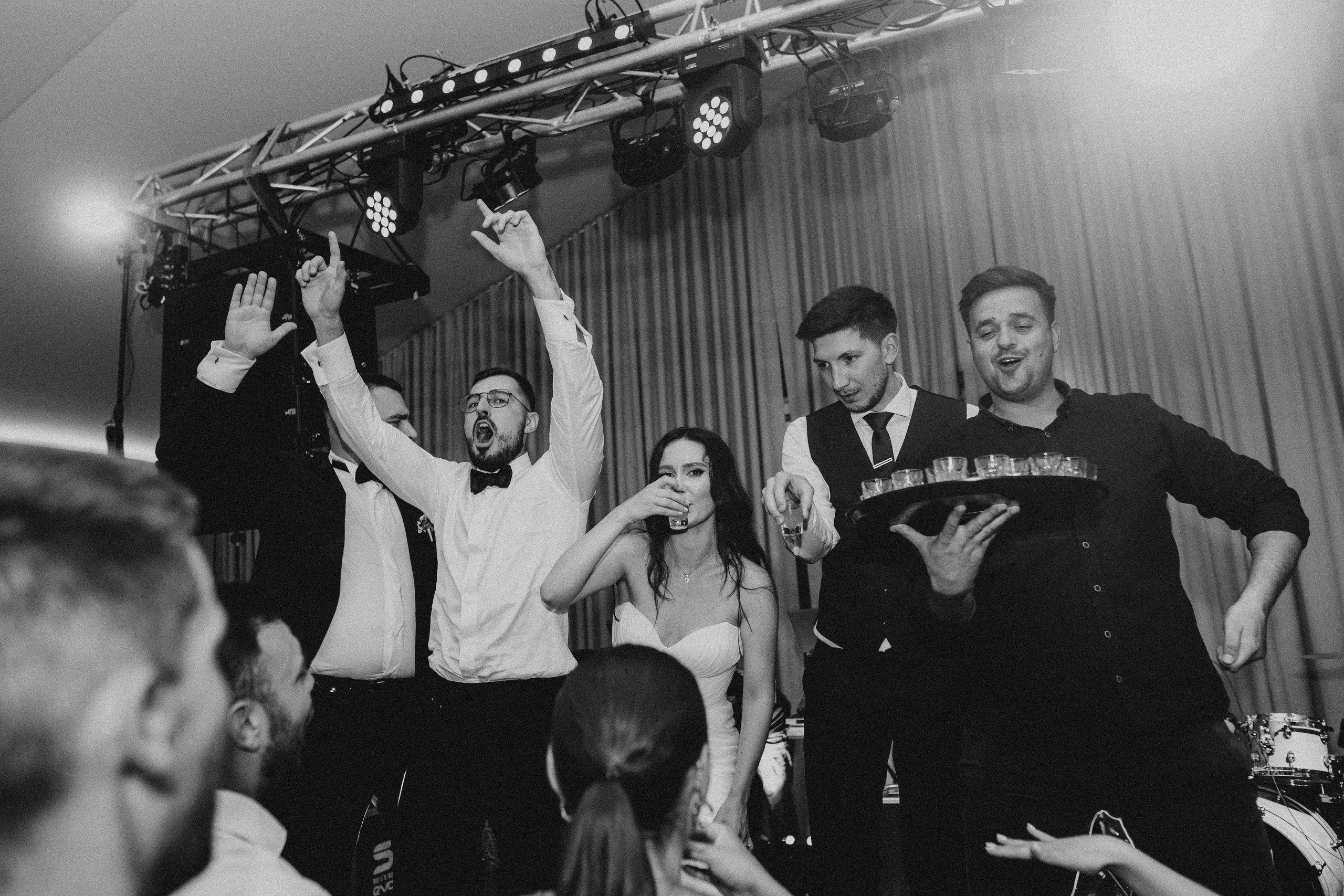 Cununie civila in aer liber , artificii de zi colorate , decor nunta , nunta la Hotel Traian. Proud Vision Weddings | Wedding Photography & Film — Servicii profesionale Foto Video Nunta Iasi