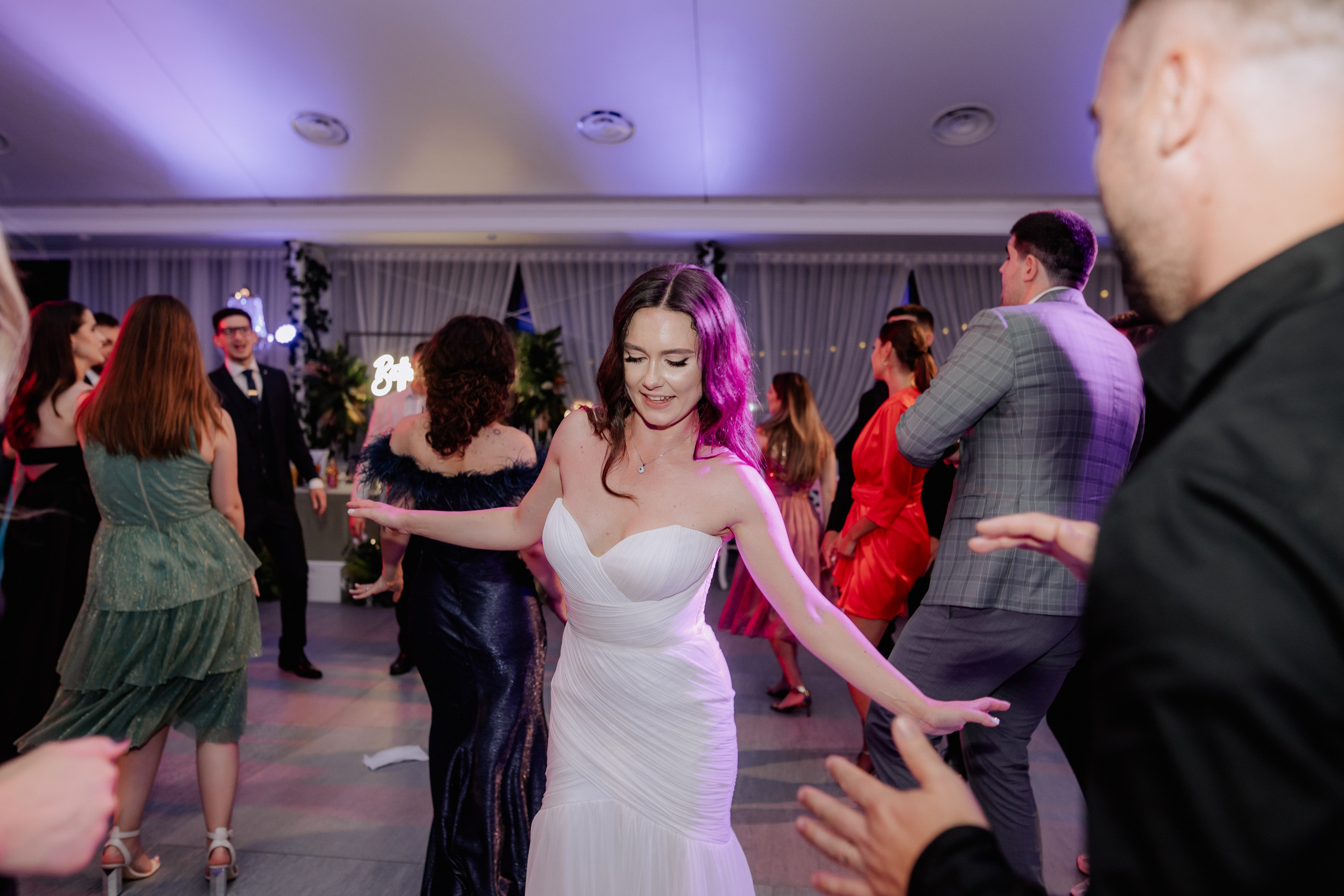 Cununie civila in aer liber , artificii de zi colorate , decor nunta , nunta la Hotel Traian. Proud Vision Weddings | Wedding Photography & Film — Servicii profesionale Foto Video Nunta Iasi