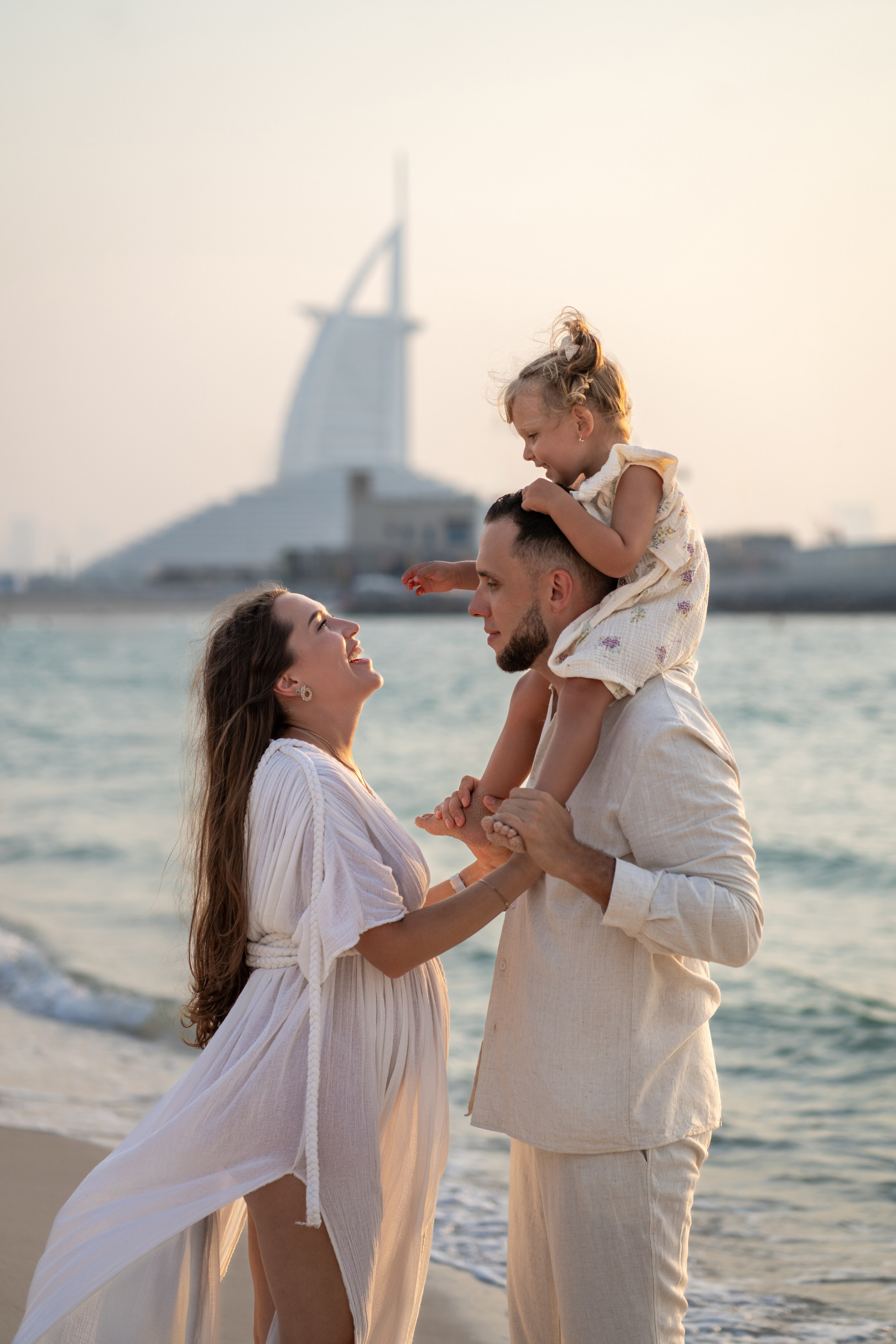 Golden hour, growing love. Angela Iakovleva — Family Photographer in Dubai