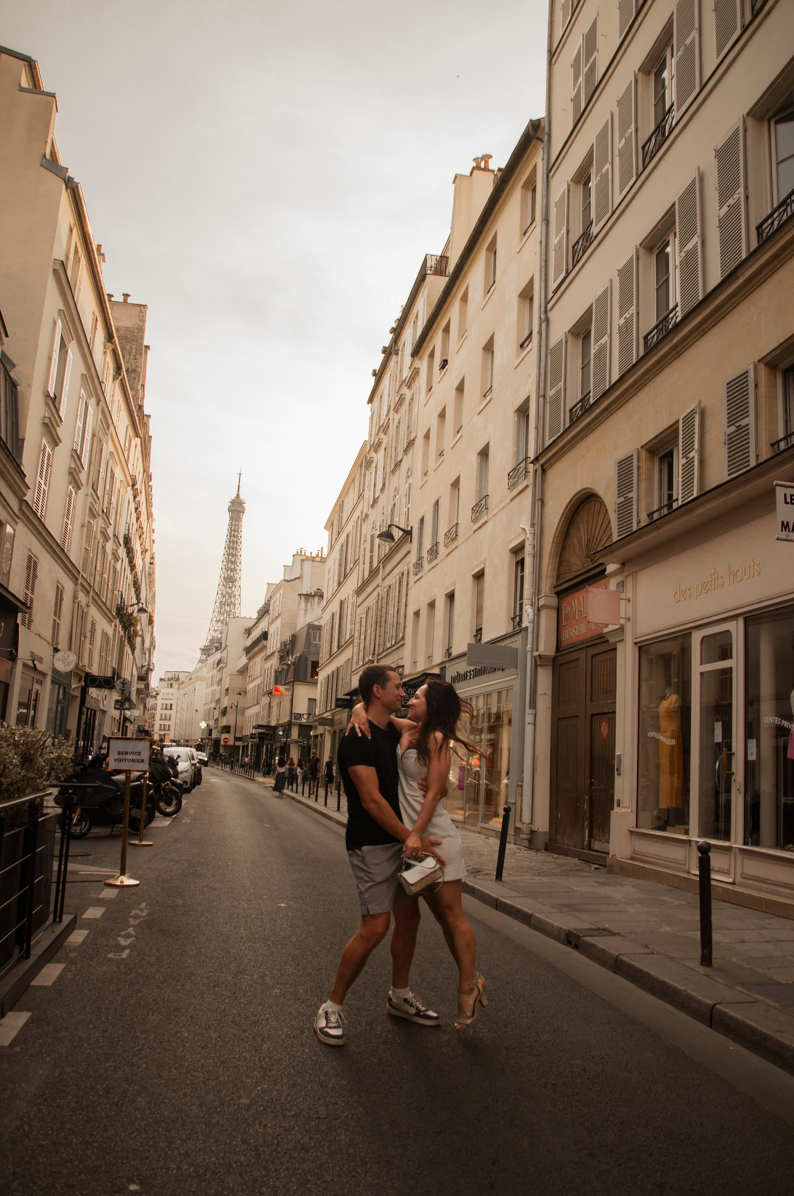 Summer couple photoshoot. Paris photographer — Polina Osipova